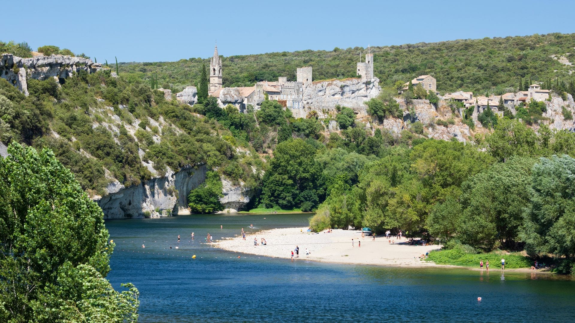 Pueblo medieval de Aigueze, Reserva Natural de las Gargantas del Ardèche, Francia