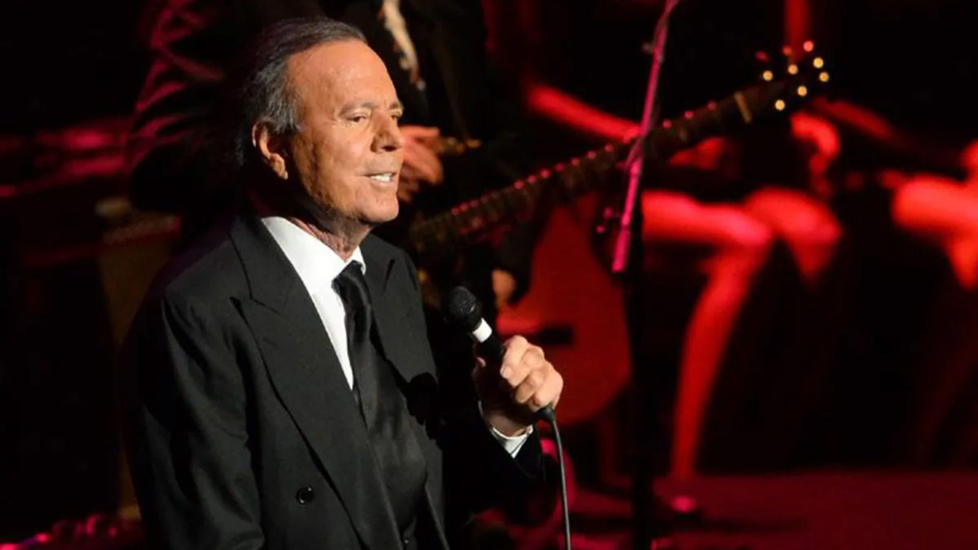 Julio iglesias comienza a dar forma a sus esperadas memorias