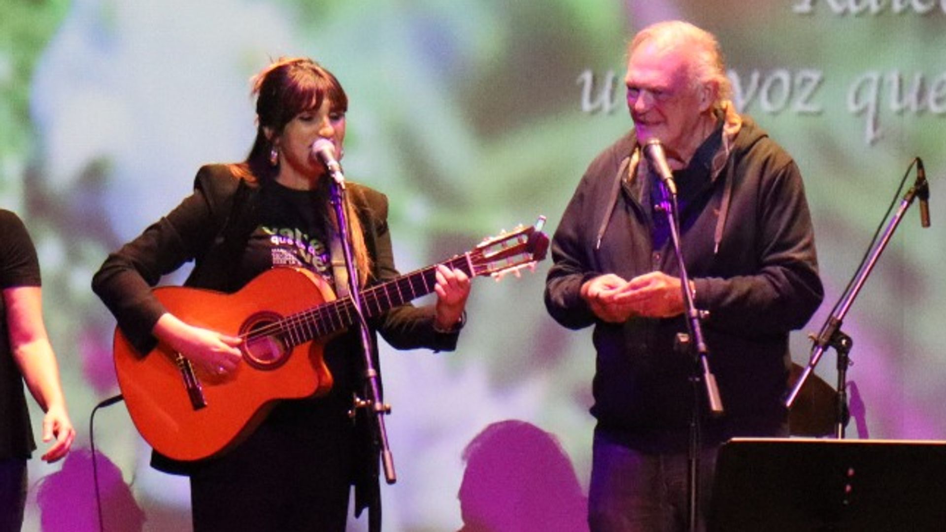 Pedro Piqueras ha sorprendido mostrando su faceta más musical al subirse al escenario para cantar junto a Rozalén