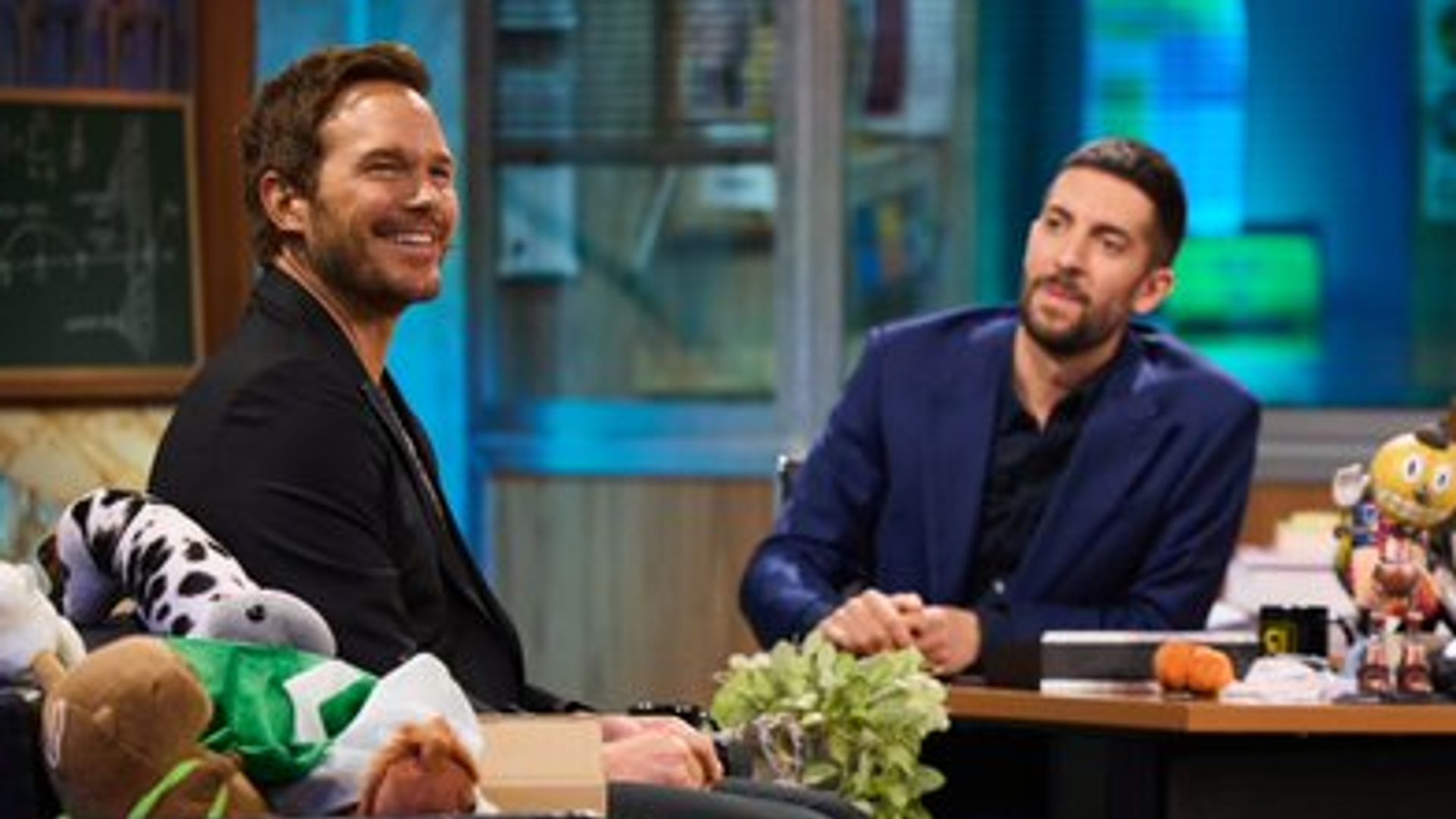 David Broncano rompe sus propias reglas en 'La Revuelta' por Chris Pratt y el actor le pone a prueba