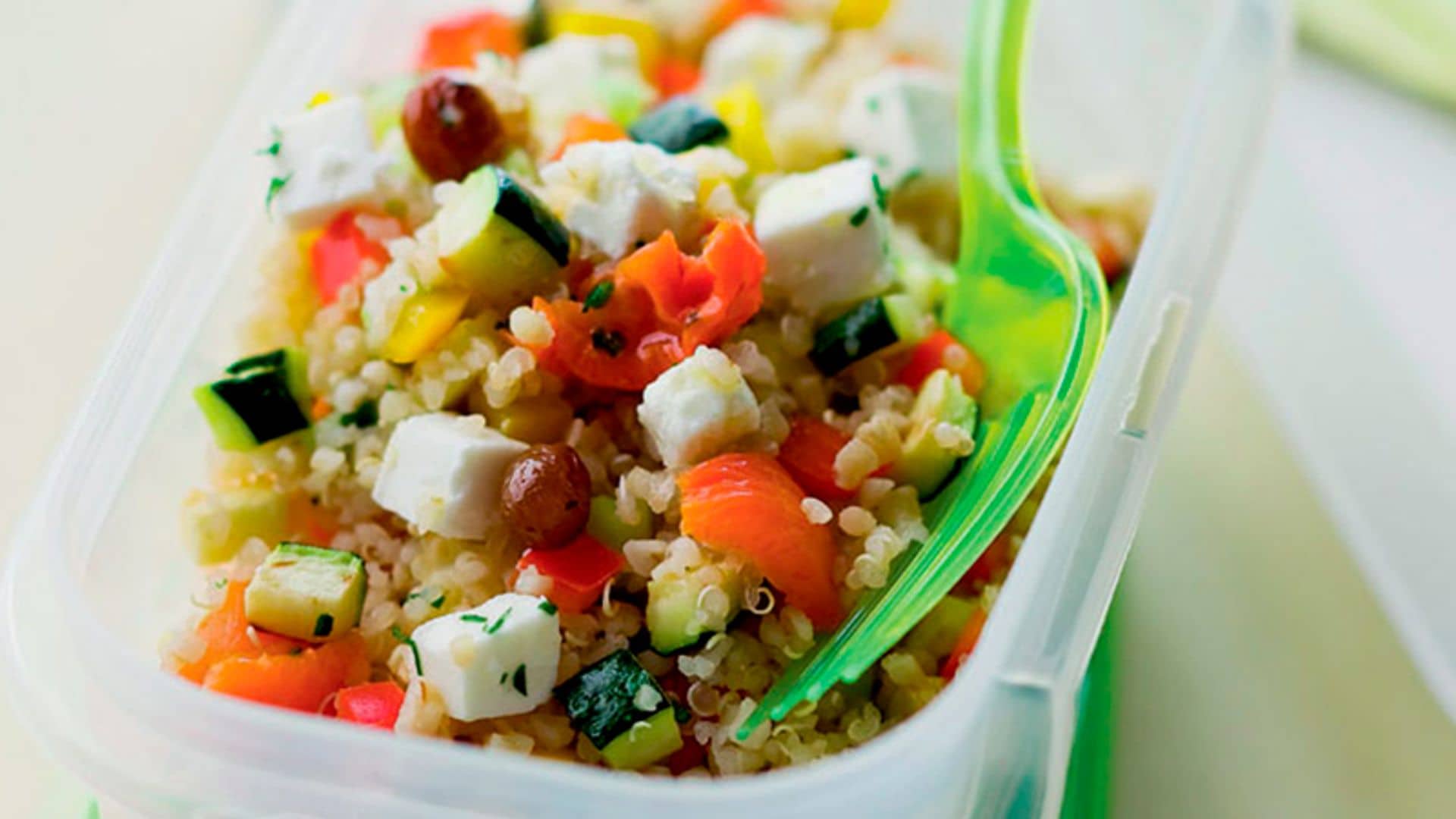 Ensalada de quinoa y queso fresco con arbequinas