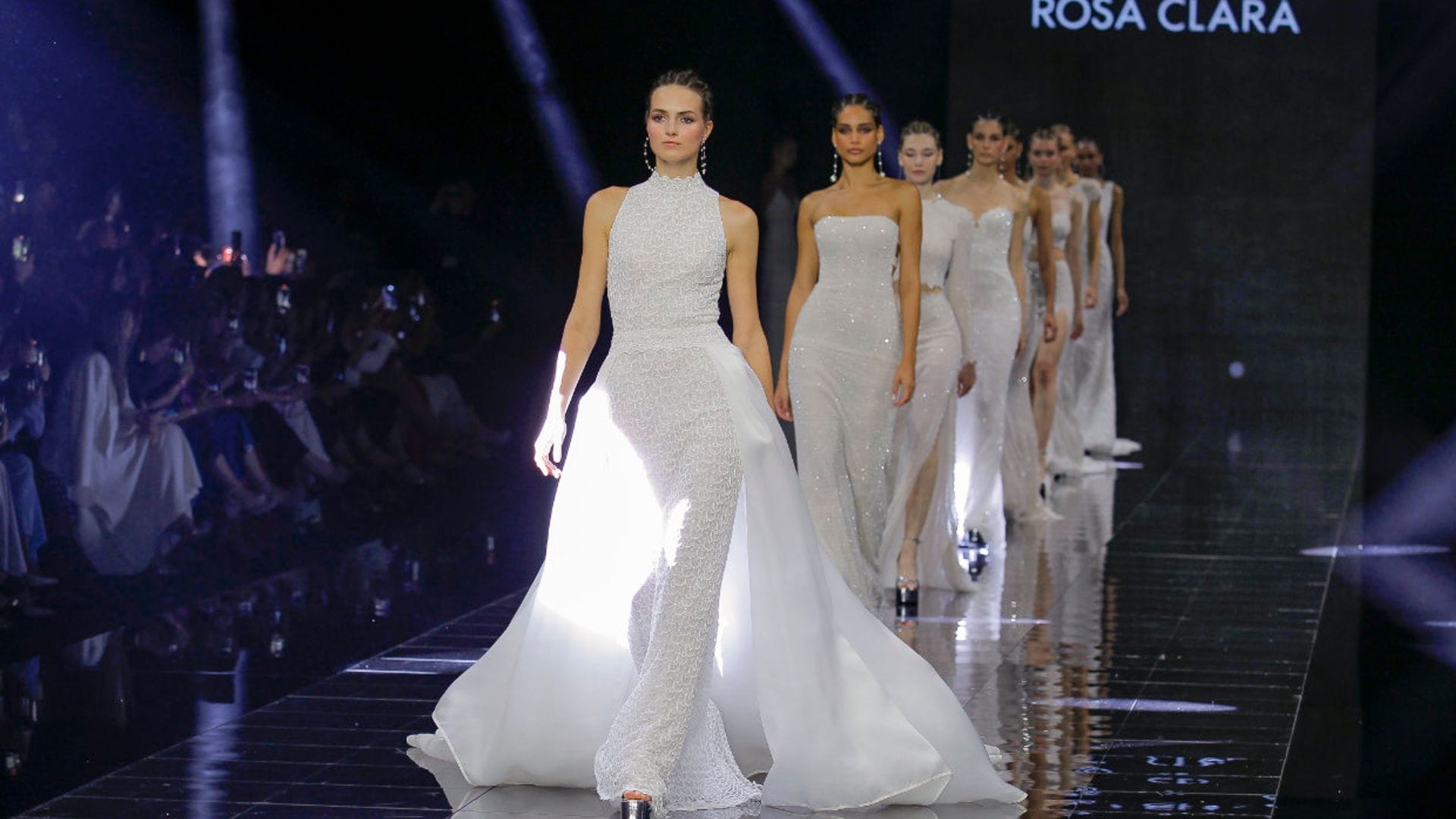 Rosa Clará sorprende con vestidos desmontables, 'crop tops' y maravillosos volúmenes en su colección