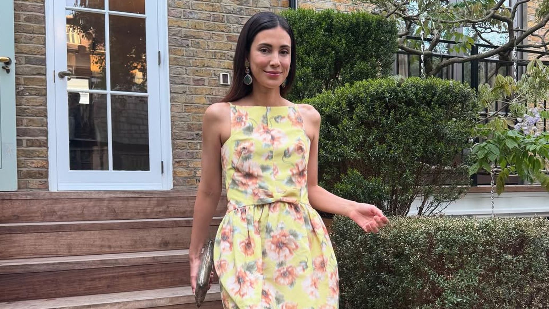 Sassa de Osma, dos looks y una boda: vestido floral en el color de la temporada y capa con bordados joya para su segunda elección