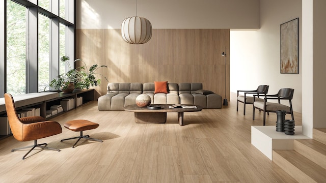 Salón con suelo porcelánico imitación madera, estantería baja junto al ventanal, chaise longue de cuero, sofá, mesa de centro y lámpara de techo