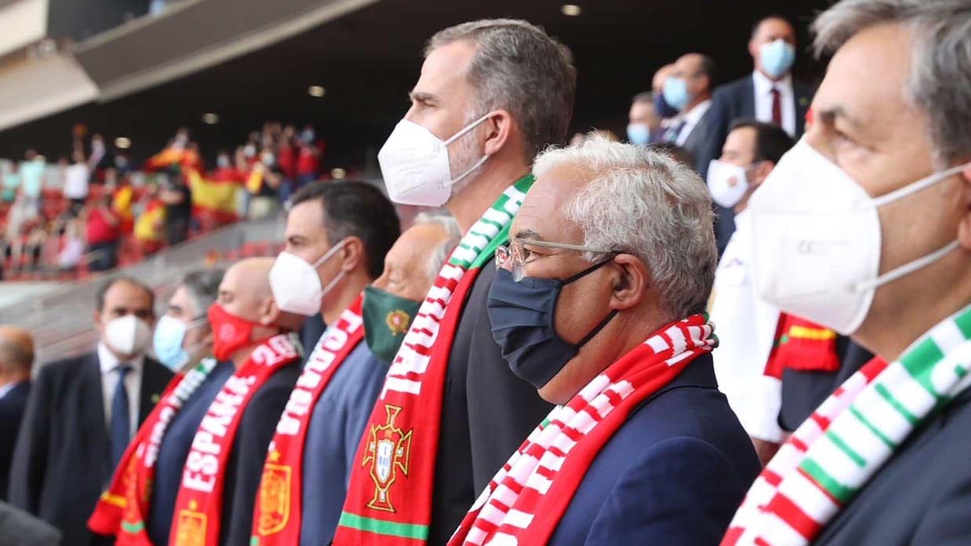 El rey Felipe y el presidente de Portugal disfrutan juntos de un partido amistoso entre ambos países