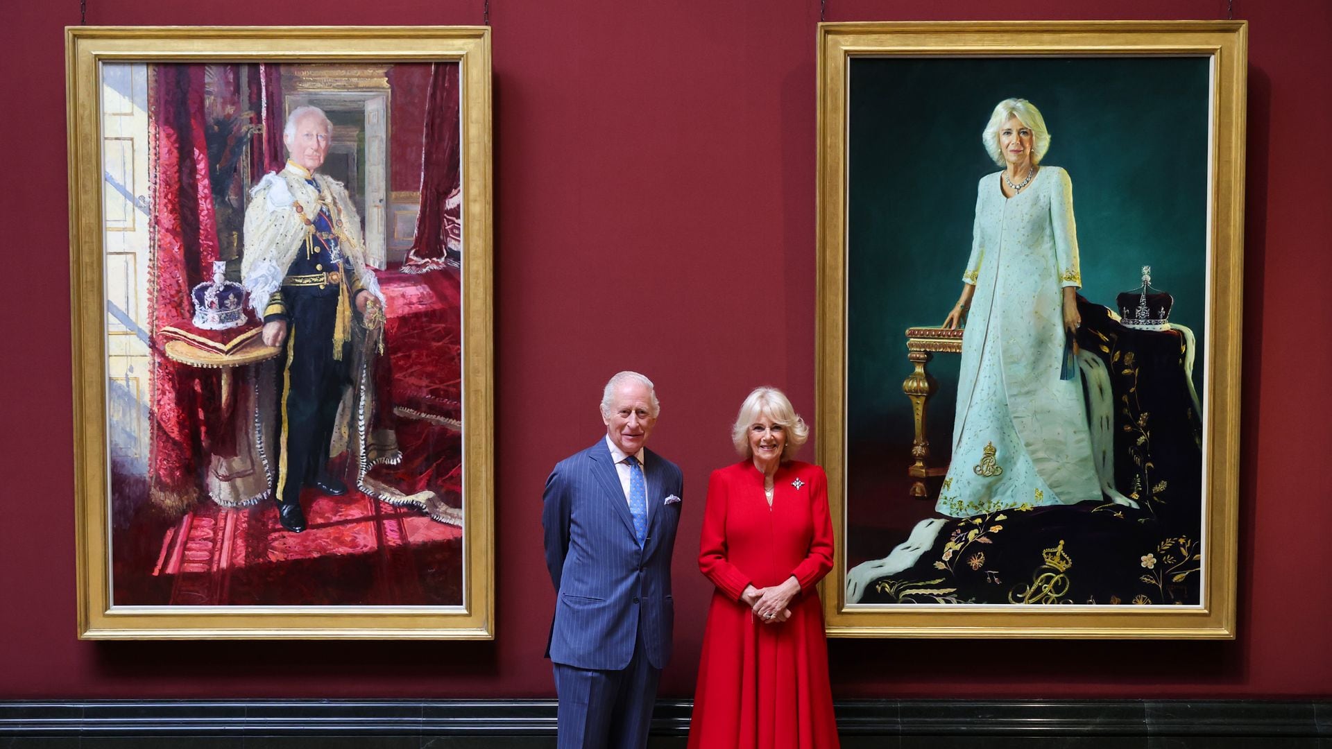 Los reyes Carlos y Camilla estrenan retratos 'a la española' por el segundo aniversario de su coronación