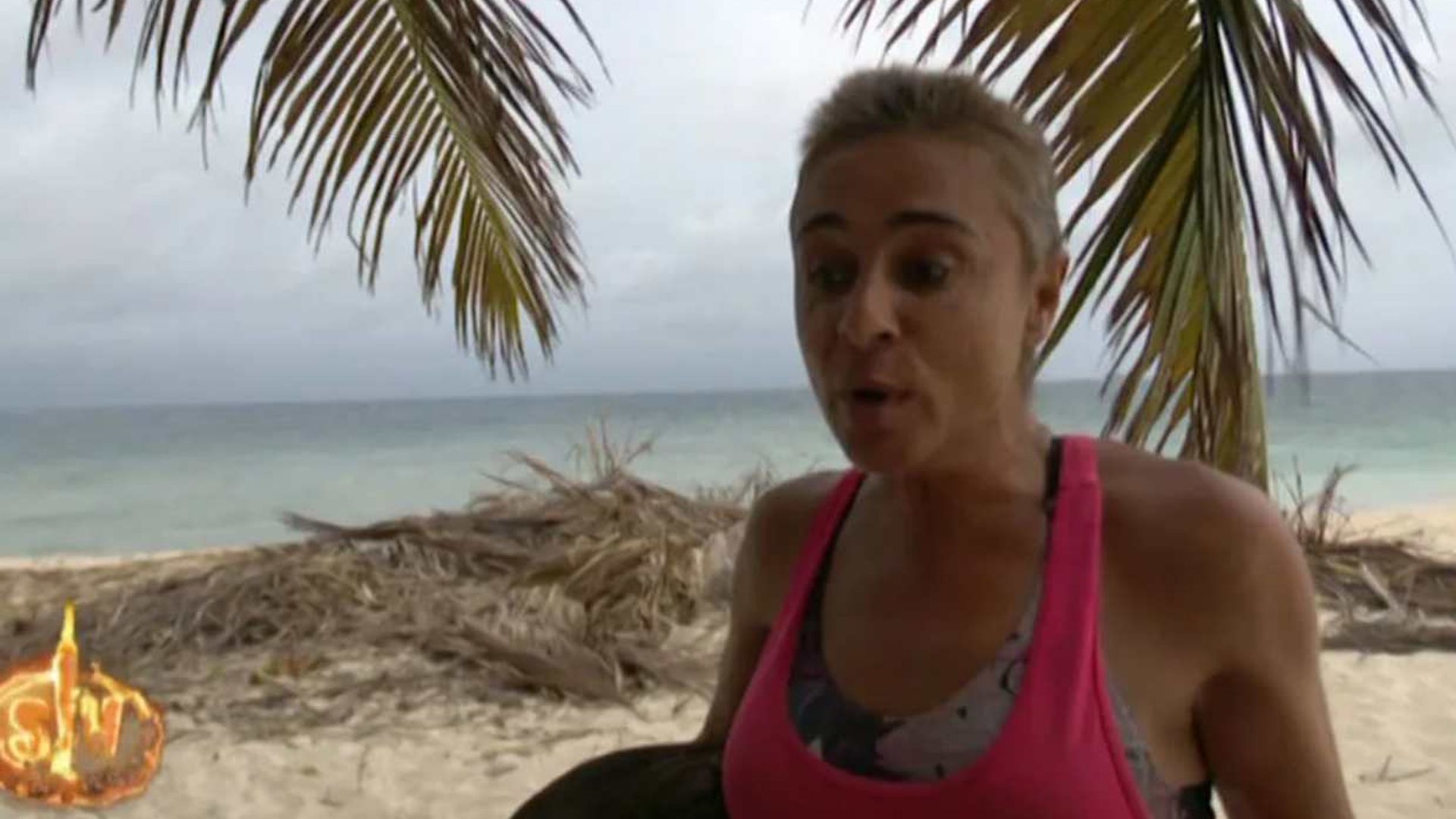 Ana María Aldón no le teme a la tormenta y se adentra al mar para pescar