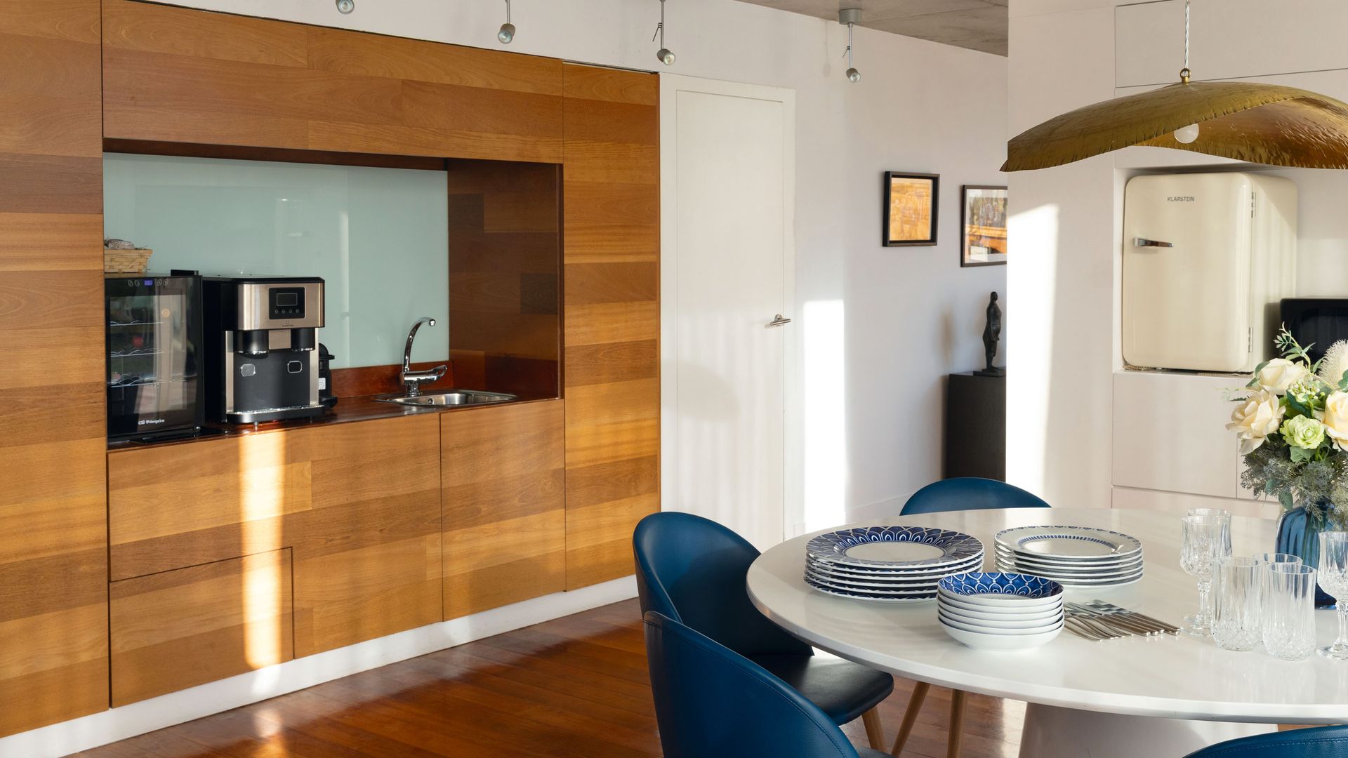  Una de las cocinas y el 'office' de la casa de Martin Varsavsky.