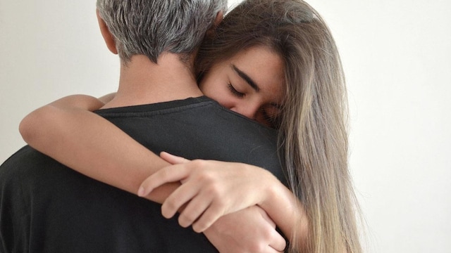 adolescente abraza a su padre
