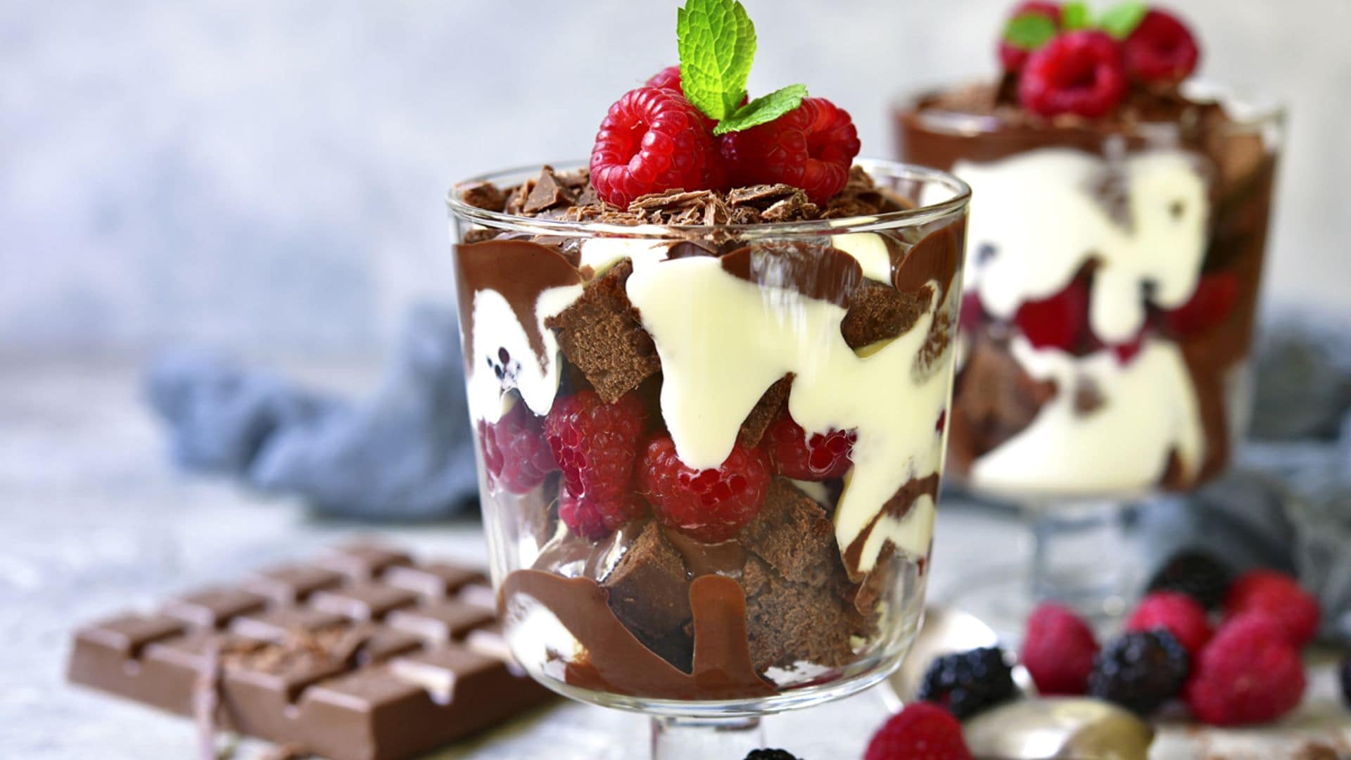 Postre de chocolate, yogur y frambuesas