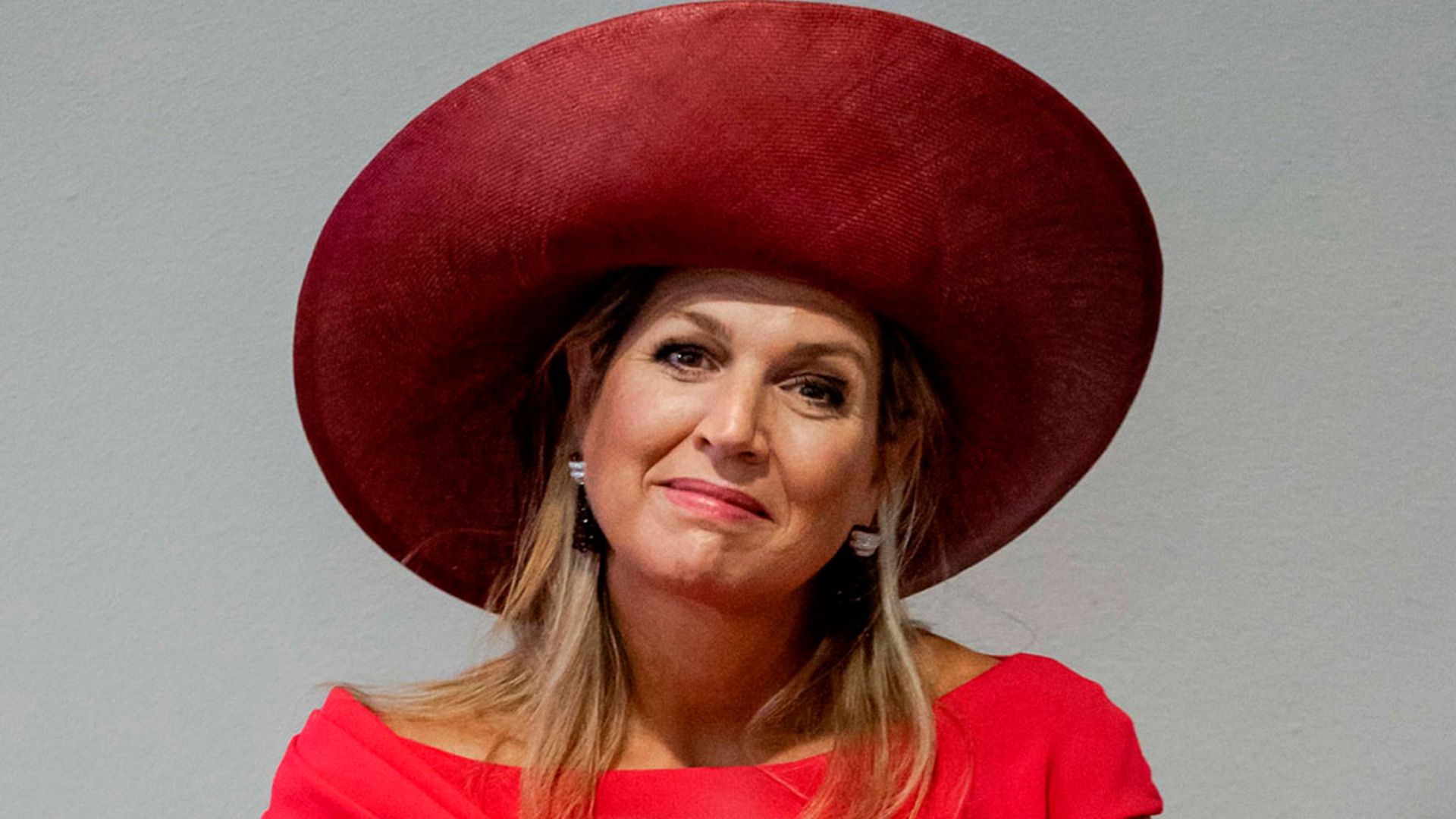 El truco de Máxima de Holanda para que su ropa de colores llamativos no pase de moda