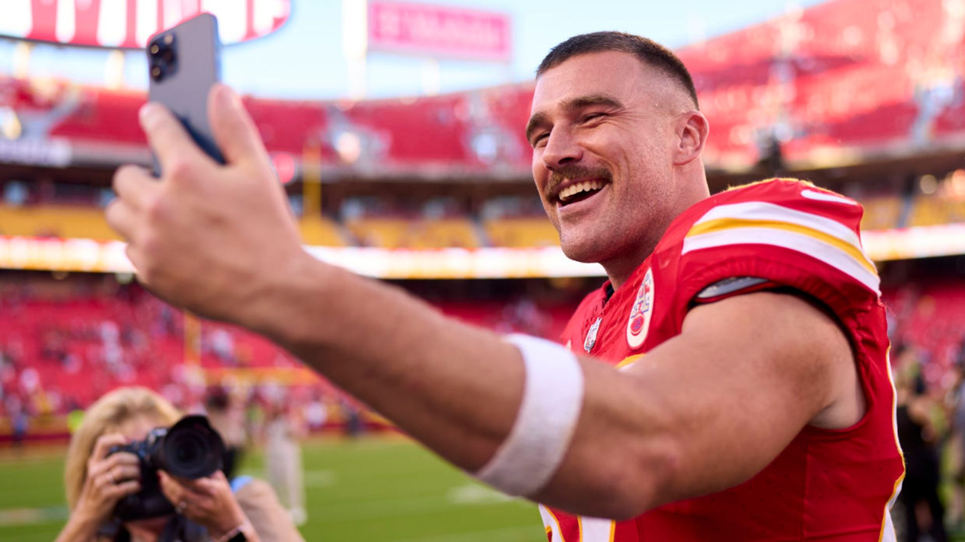¿Cómo le ha cambiado la vida a Travis Kelce tan solo unas horas después de su cita con Taylor Swift?