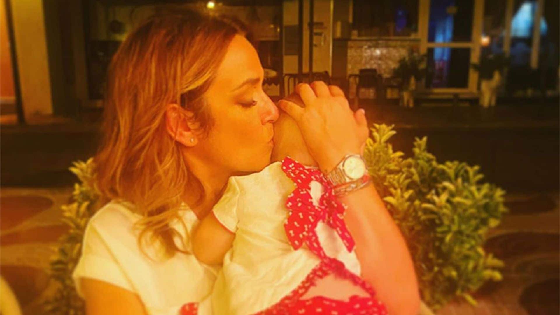 Toñi Moreno muestra orgullosa la costumbre que ha heredado su hija Lola