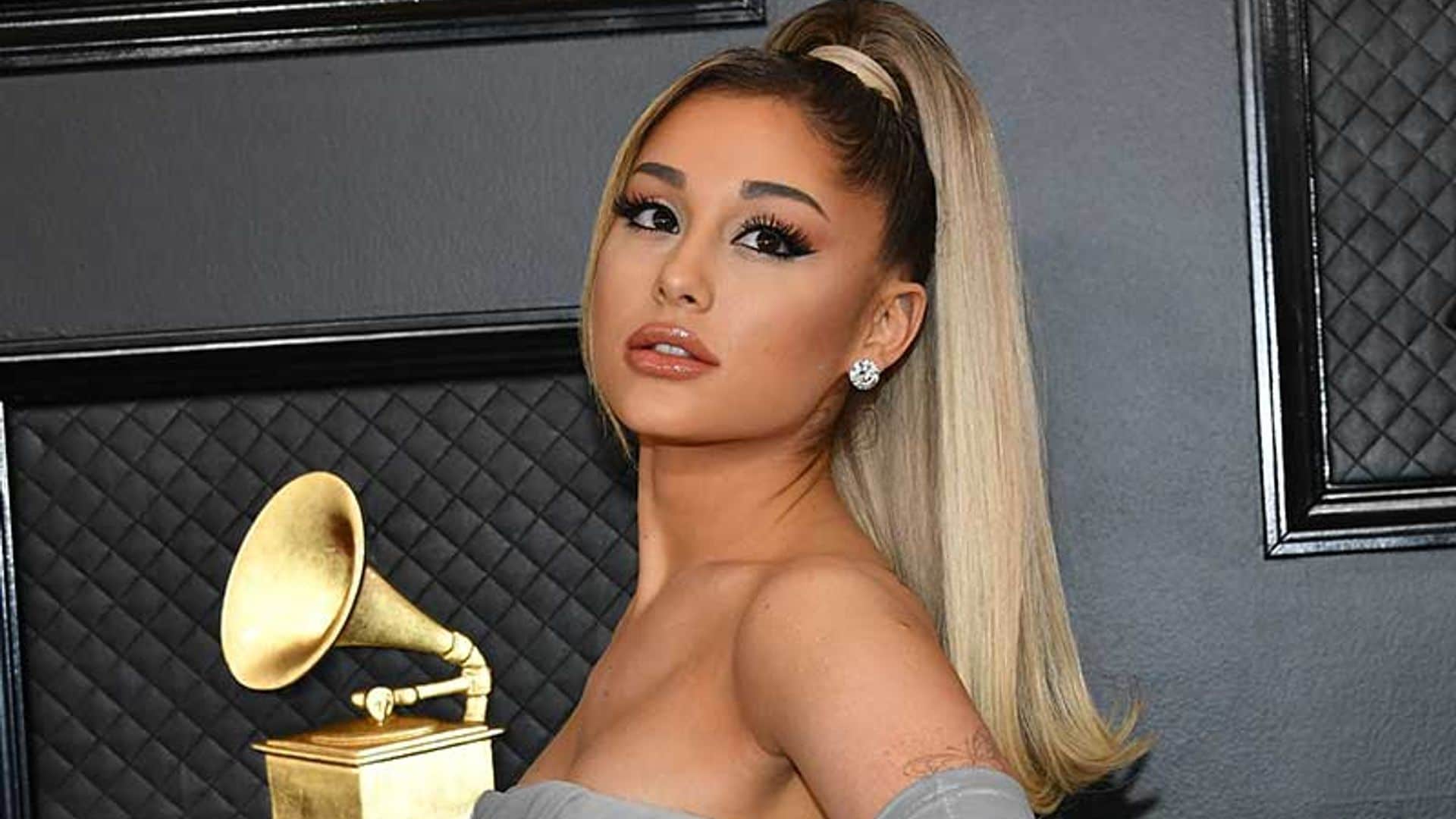 Ariana Grande cambia su icónica coleta alta por este peinado perfecto para chicas con pelo (muy) largo