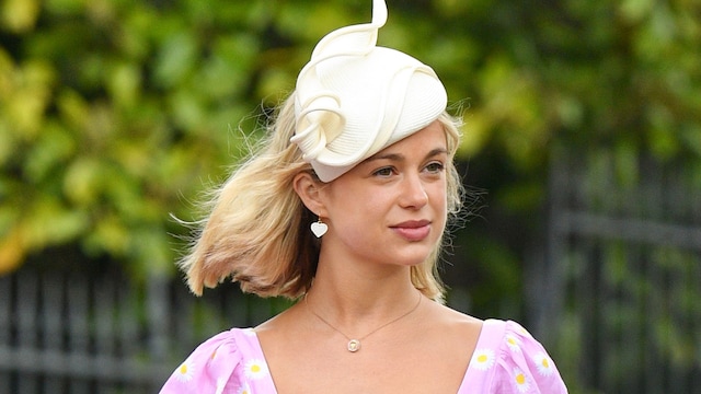 Lady Amelia Windsor con vestido rosa estampado y tocado blanco en la boda de Lady Gabriella Windsor y Thomas Kingston