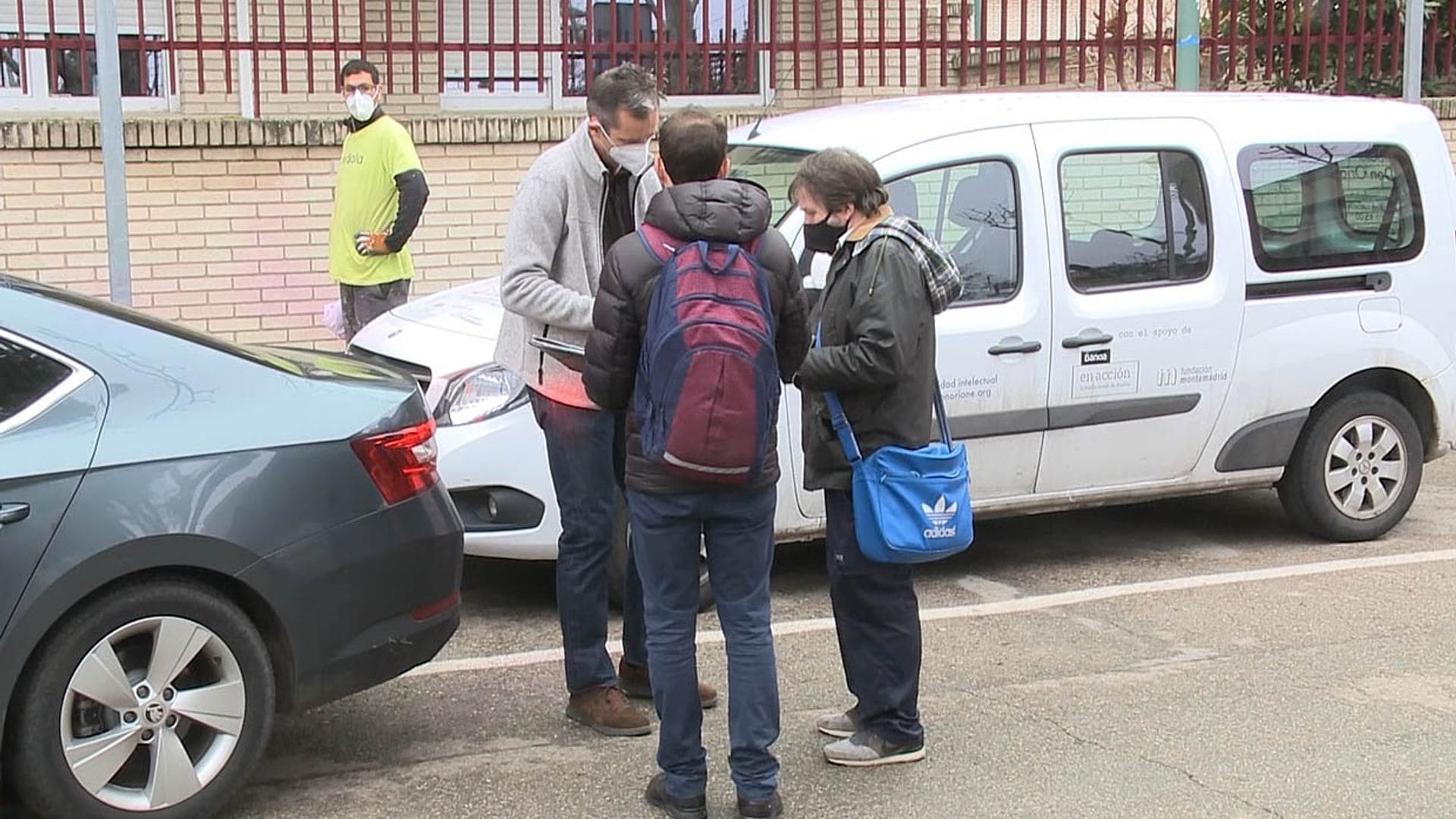 Autógrafos, fotos... La salida de Iñaki Urdangarin del centro Don Orione entre fans