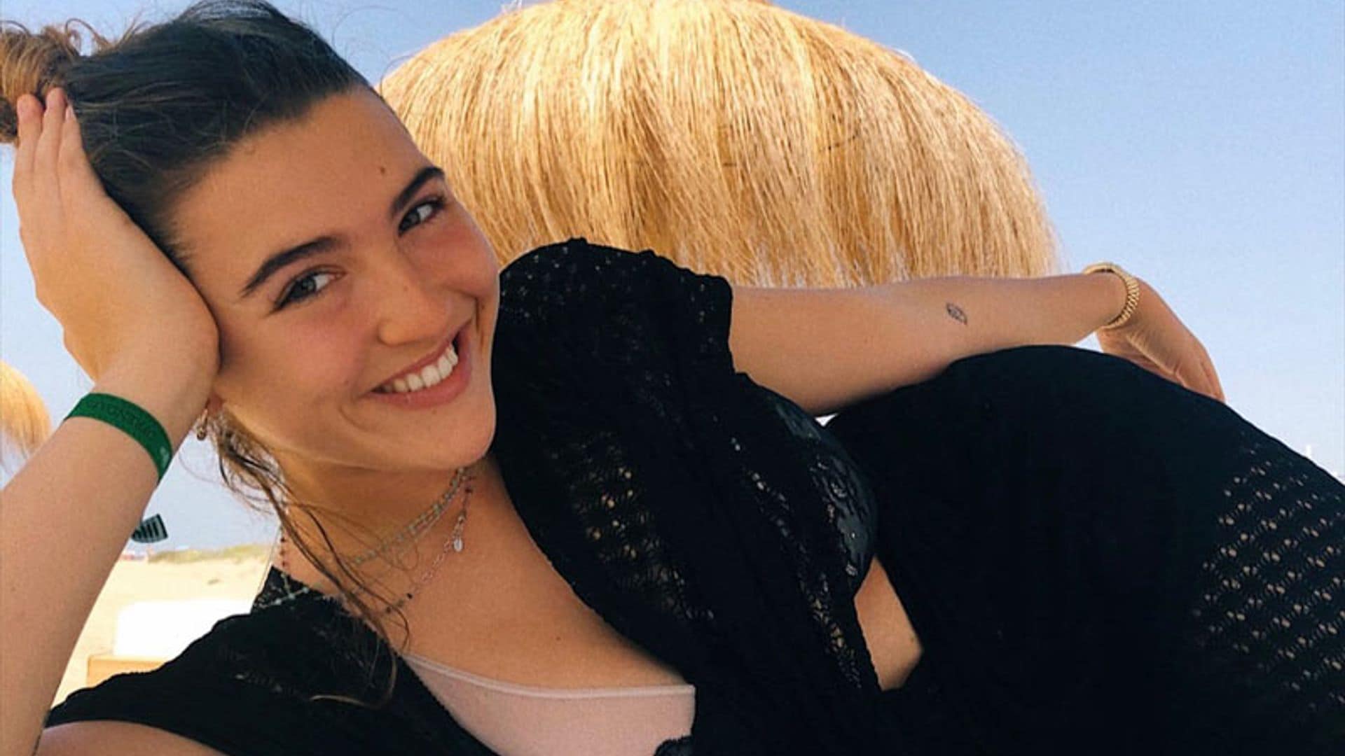 Alba Díaz se ‘desmelena’ en alta mar al ritmo de una de las canciones del momento