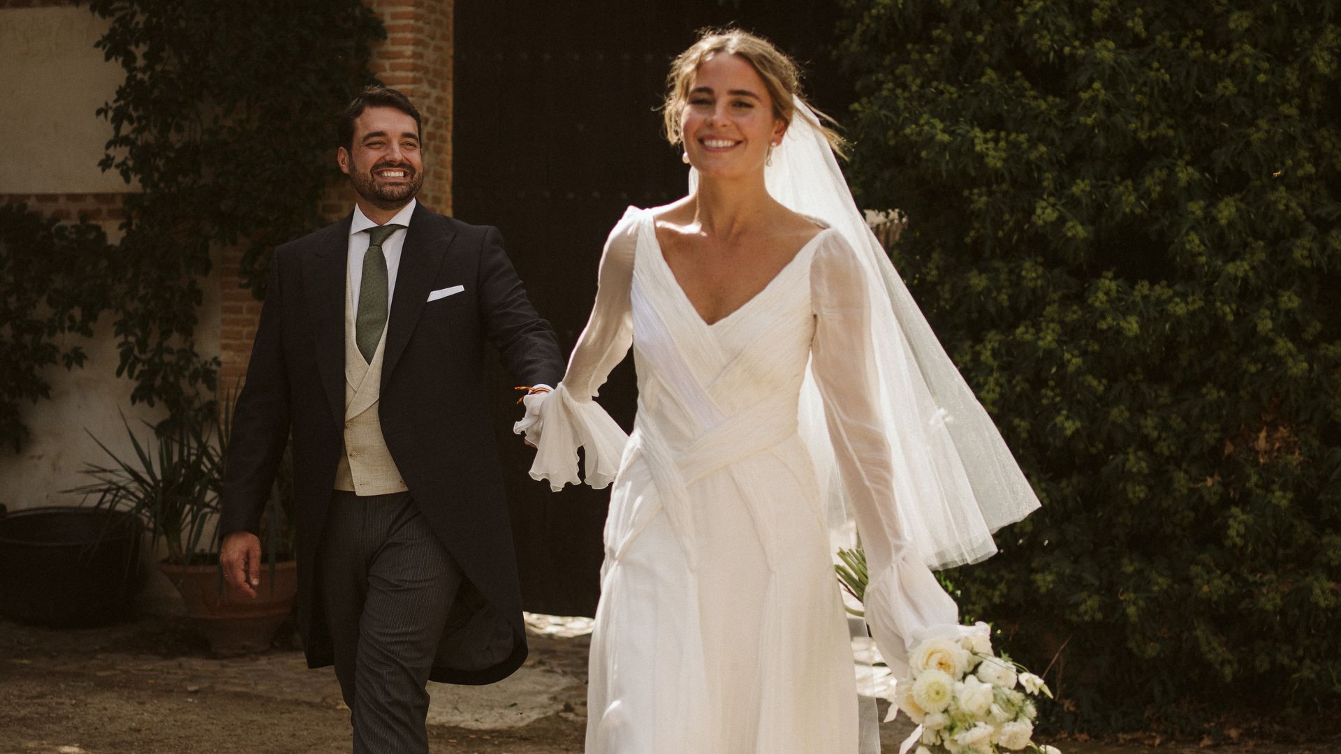 Las novias más virales llevan vestidos plisados y estos 13 diseños lo demuestran