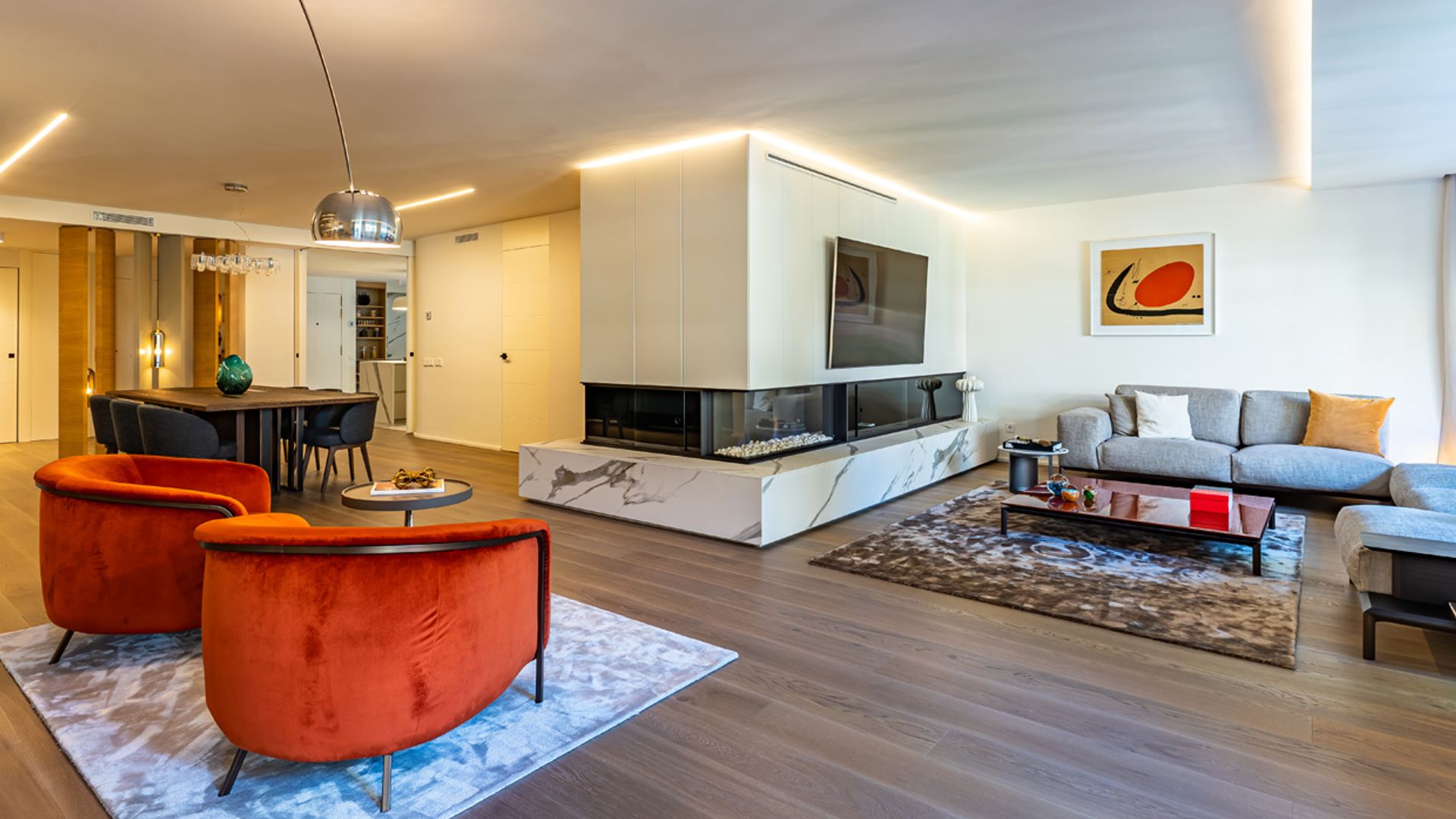 Un elegante y moderno piso en Barcelona con vibrantes pinceladas de color