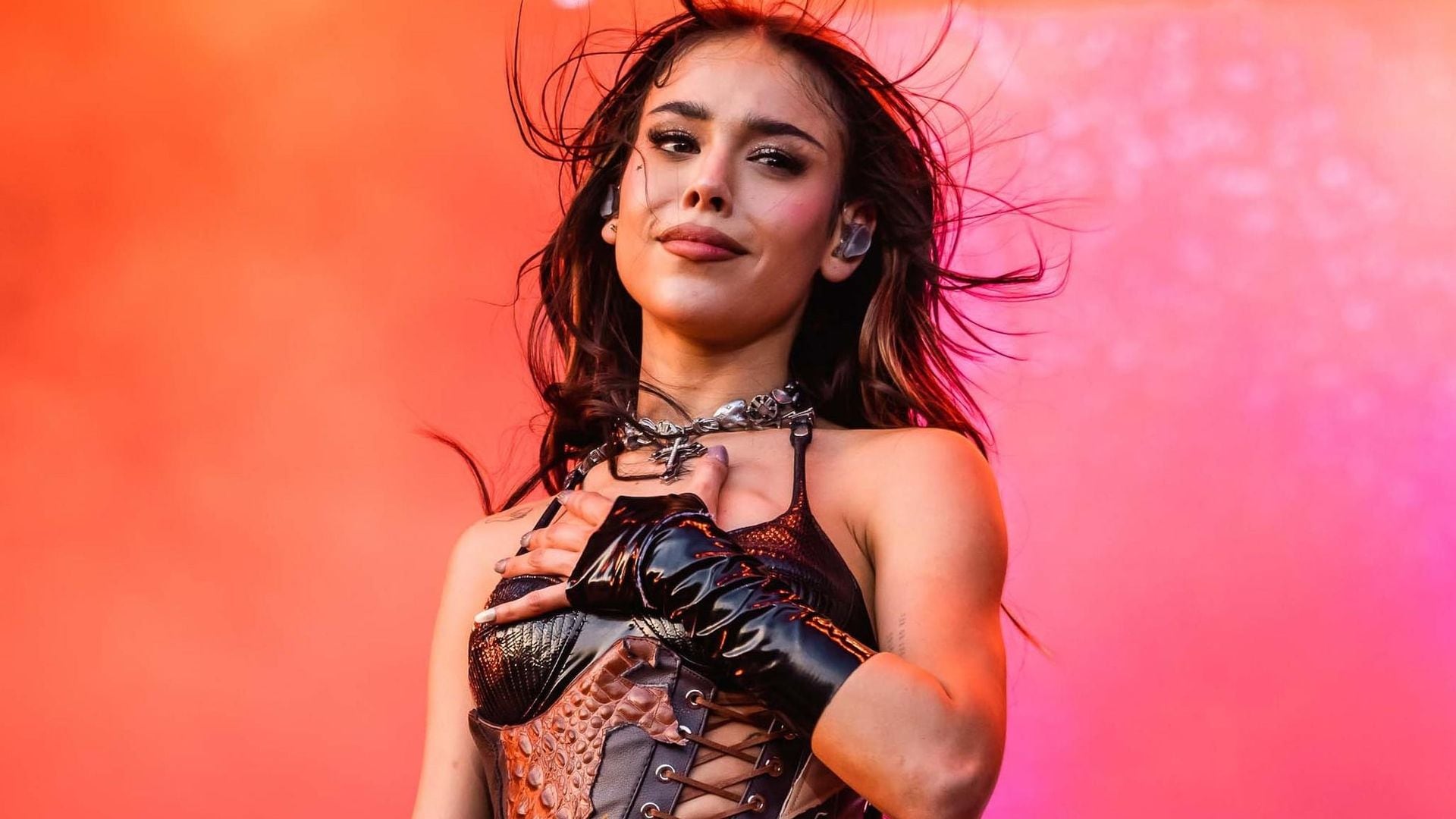 Danna Paola rompe en llanto en pleno escenario y admite: ‘Era muy tóxica conmigo misma’