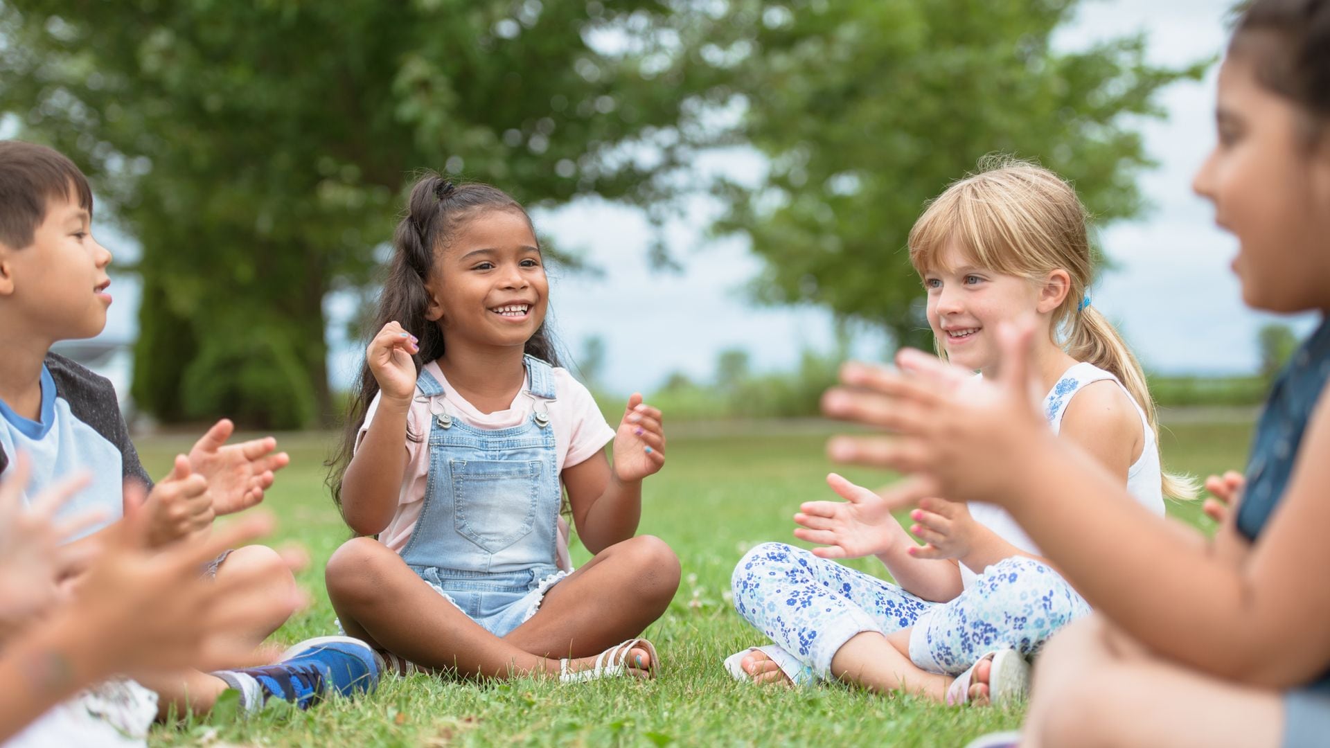 Niños juegan en círculo