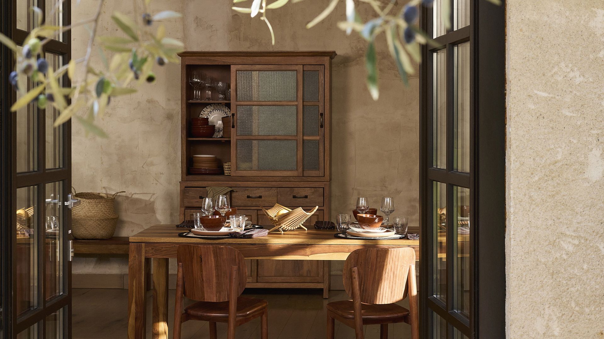 Plantas, luz y materiales naturales: así es la ten