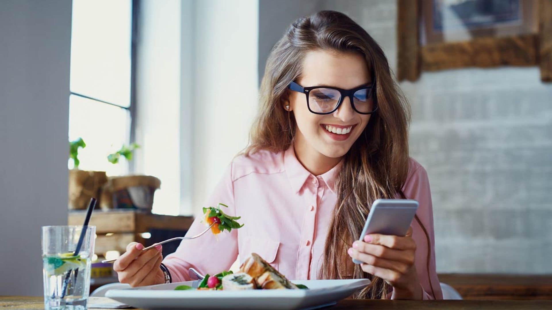 Cuando el móvil se sienta a la mesa: los problemas que puede generarte comer frente a las pantallas