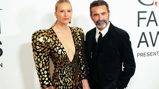 Plano medio de Amy Griffin y Daniel Roseberry en los CFDA Awards 2024