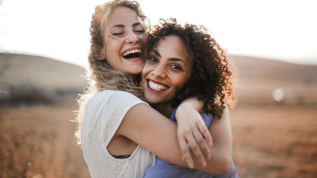 mujeres abrazo