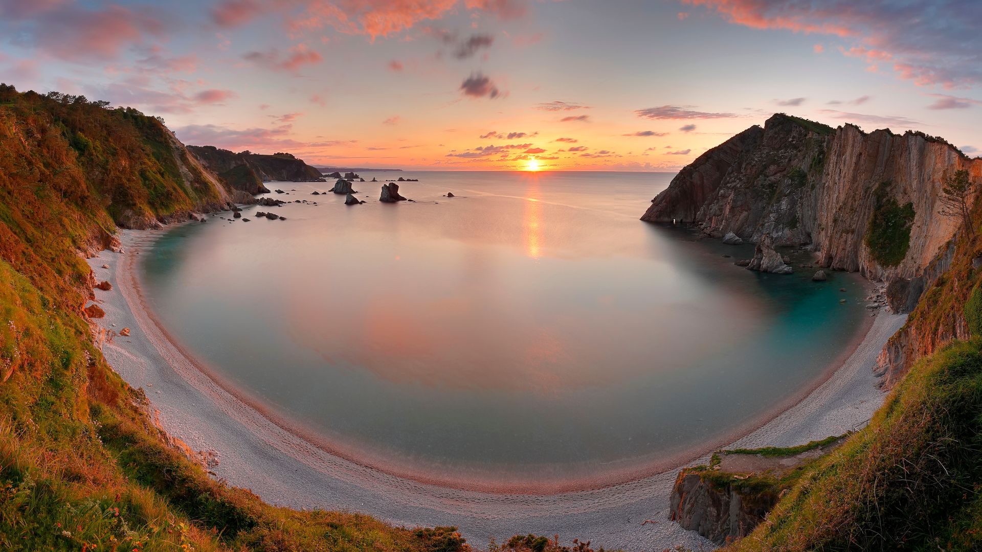 Atardecer en la playa del Silencio, una de las más bellas de la costa asturiana