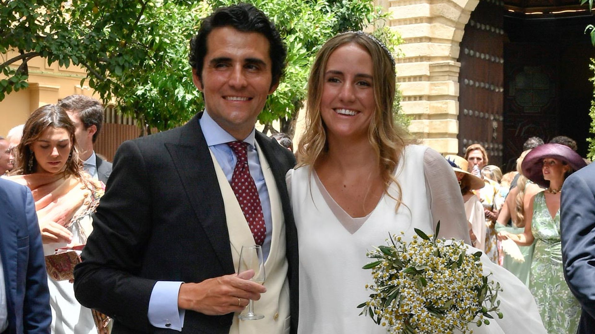 Ymelda Bilbao da el 'sí, quiero' con un sencillo vestido efecto dos piezas