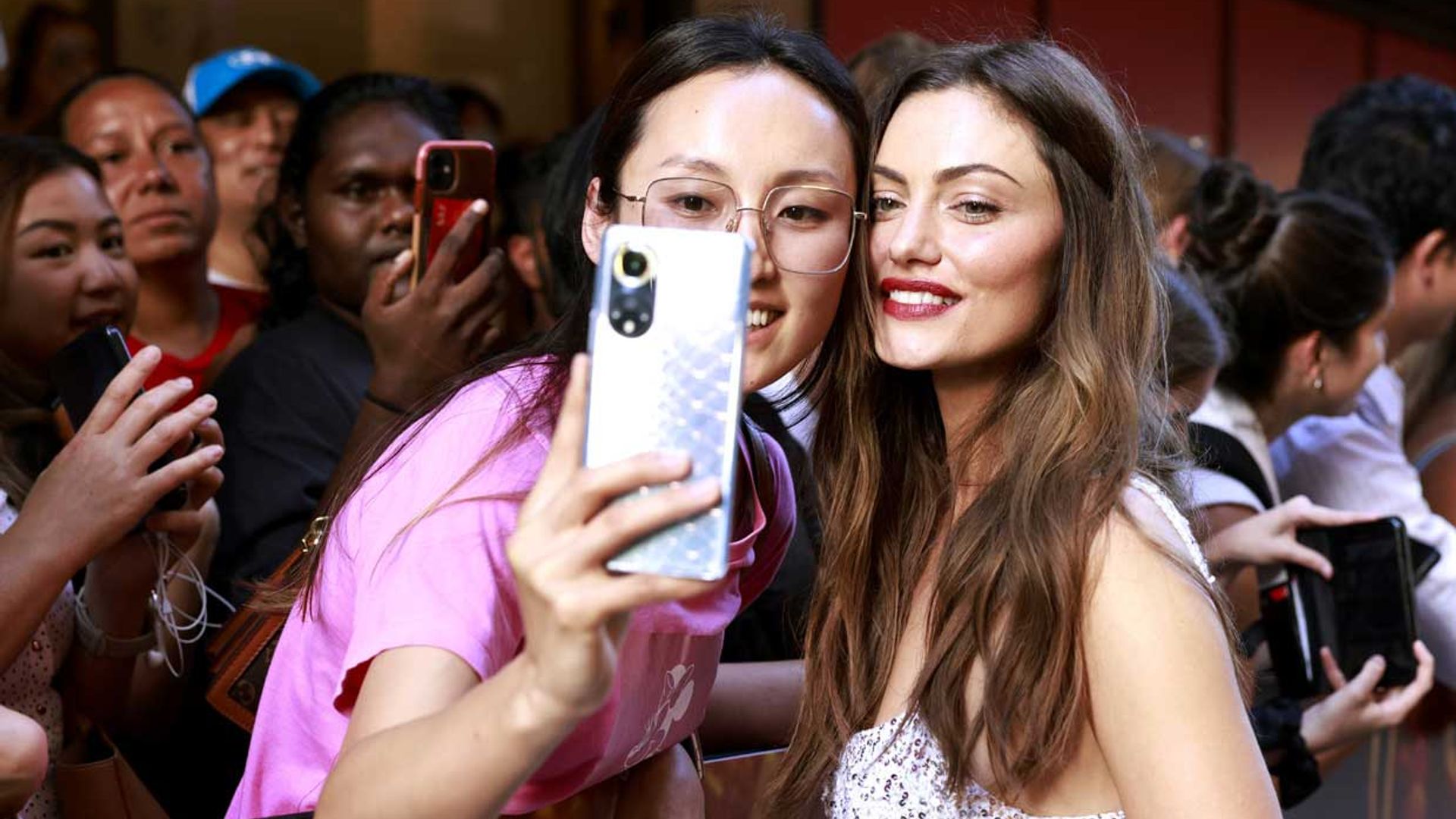 Diez trucos de belleza inspirados en Phoebe Tonkin, la sirena australiana que arrasa en 'Babylon'