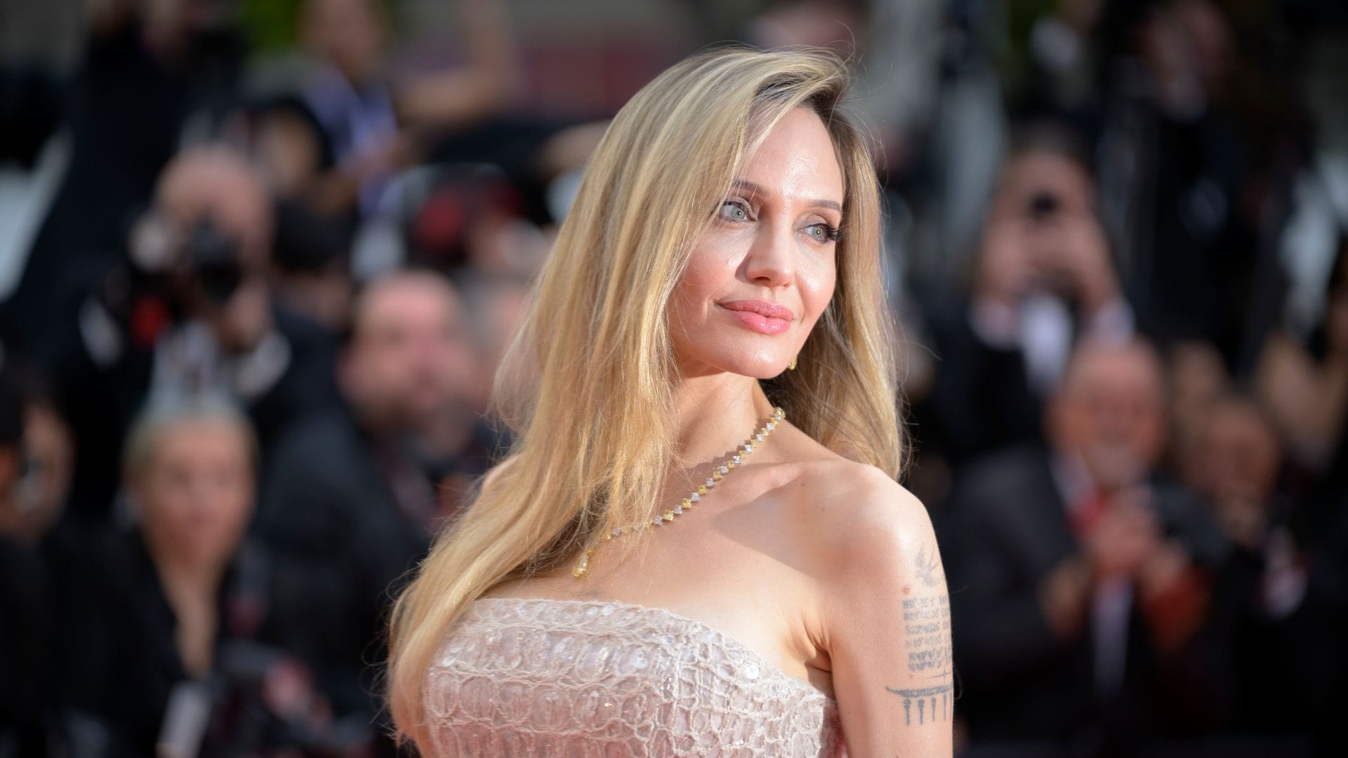 El traumático recuerdo de la infancia de Angelina Jolie que todavía la atormenta: "Se me quedó grabado"