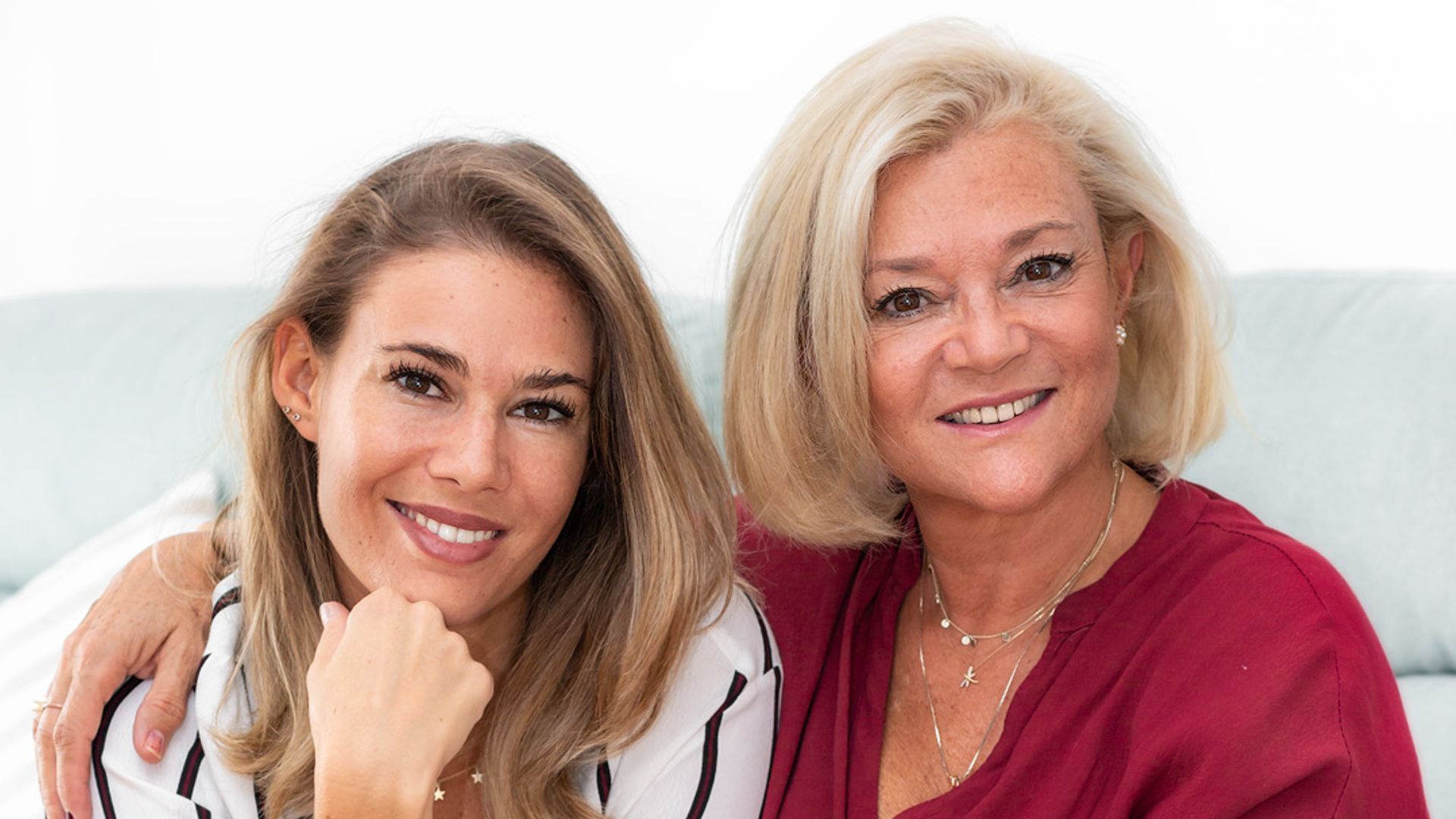 Elena y María posan para HOLA