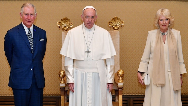 Los reyes Carlos y Camilla en el Vaticano con el Papa Francisco 