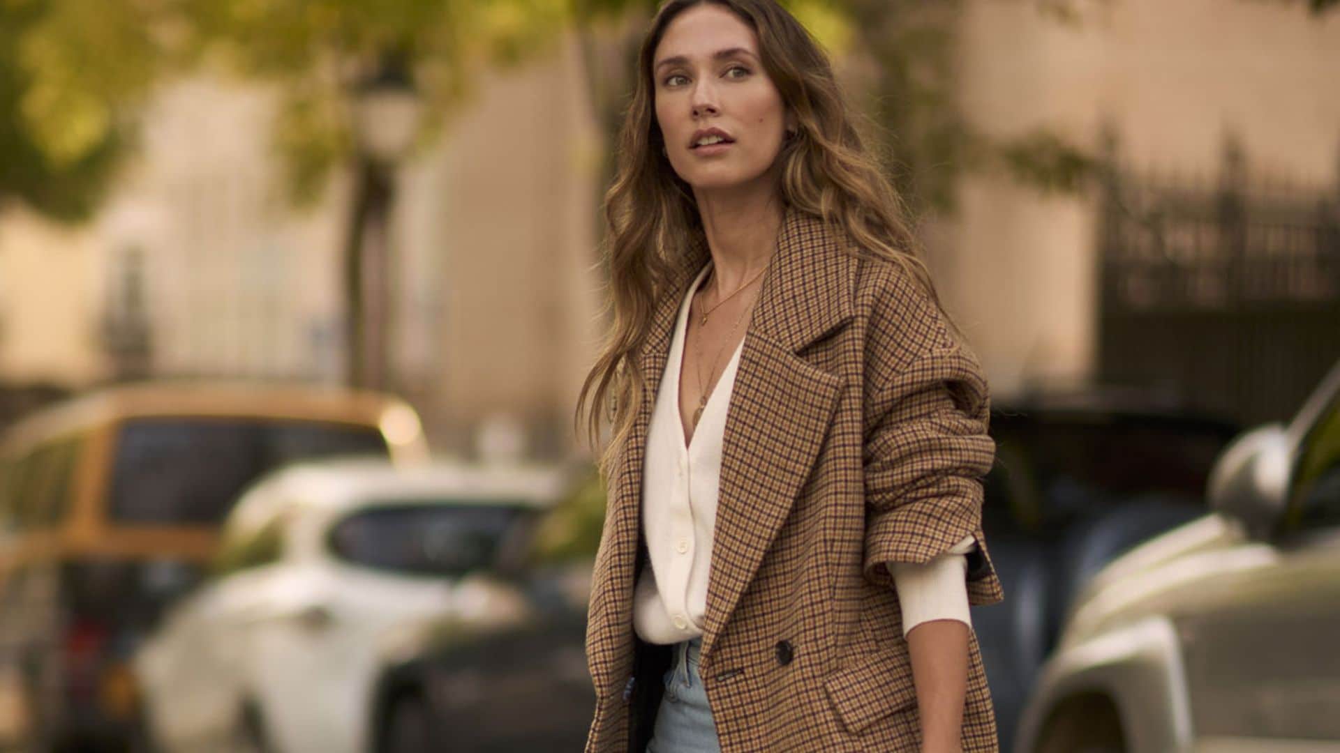 Consigue el look de Grace Villarreal con vaqueros y chaleco de punto