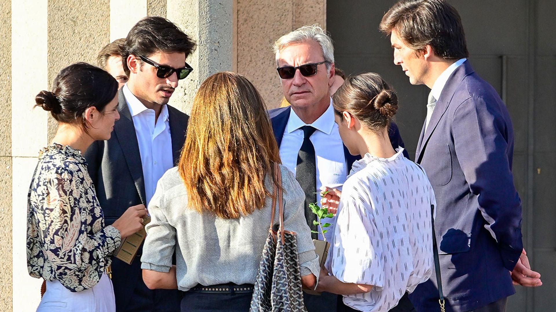 Carlos Sainz se despide de su padre arropado por sus tres hijos y numerosos rostros conocidos