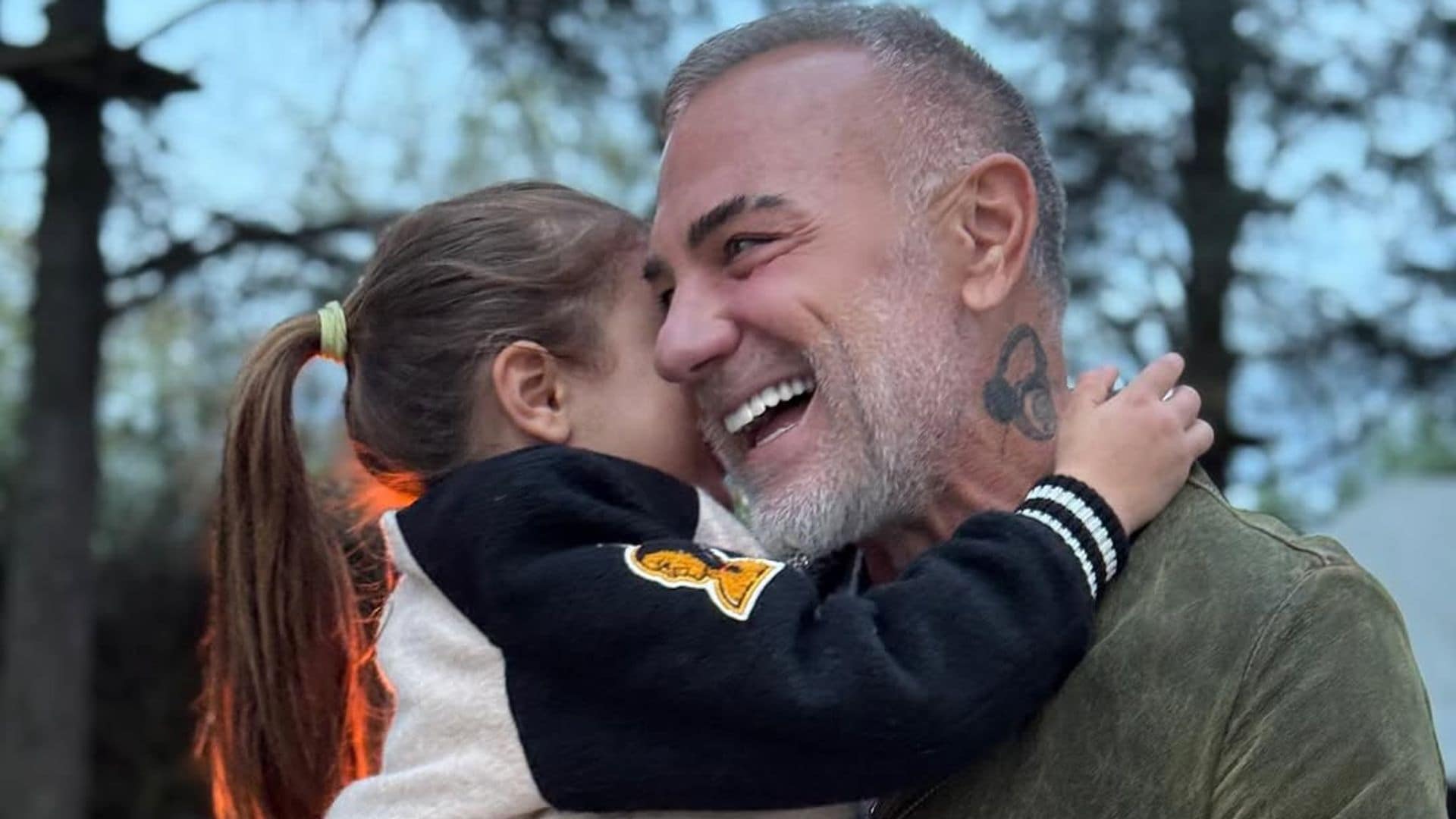 El sorprendente paseo en limusina de ‘vuelta del cole’ de Gianluca Vacchi con su mujer y su hija