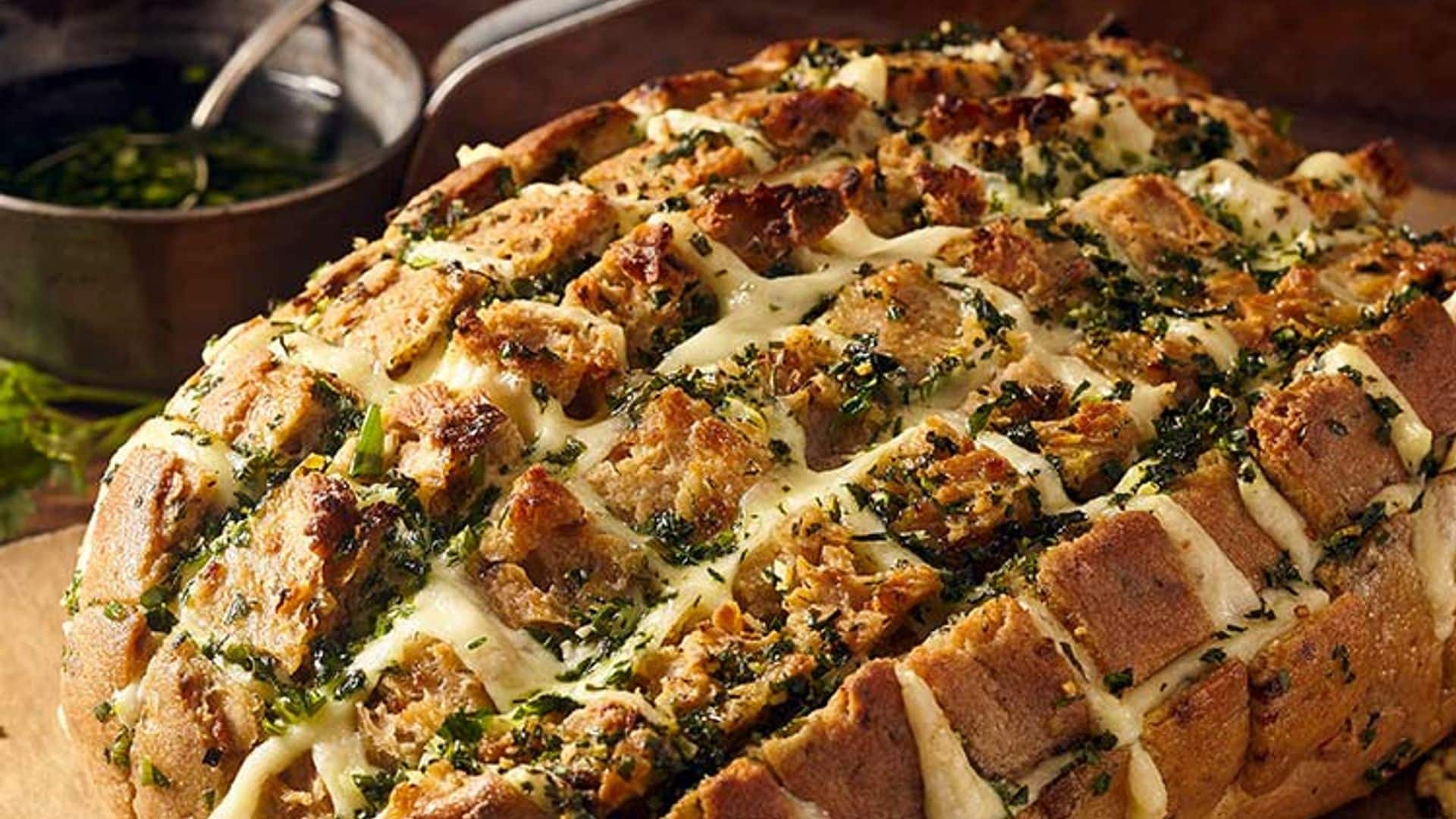 Pan relleno de ajo, queso y hierbas aromáticas