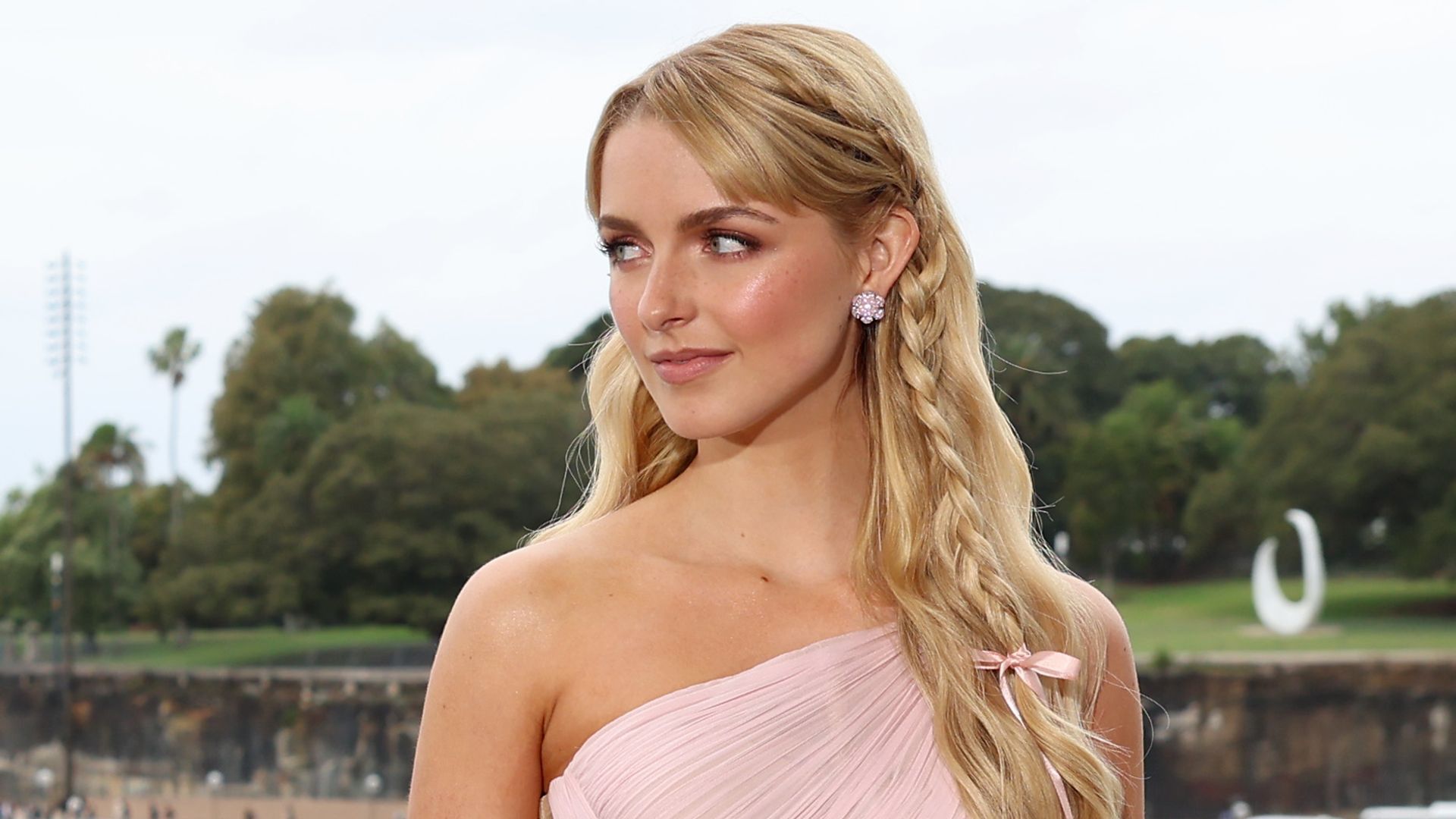 9 peinados con trenzas para invitadas de otoño: desde la lazada a la tirabuzón