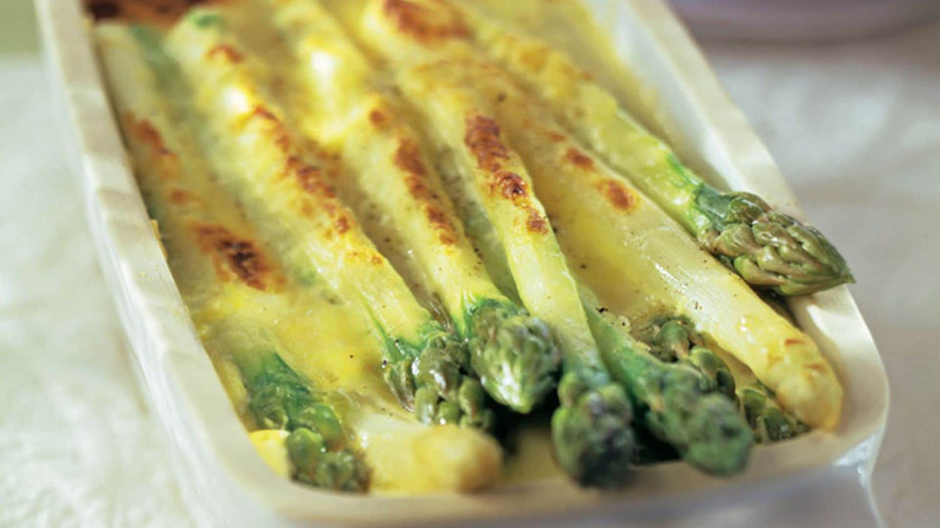 Espárragos al horno con salsa de naranja
