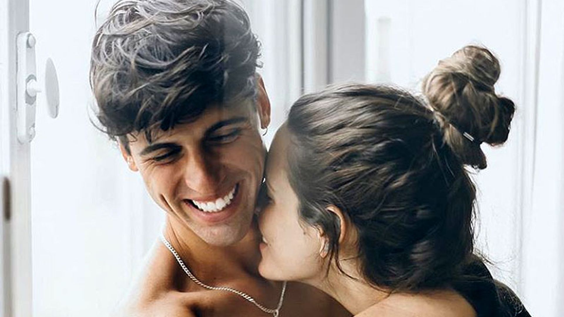 Laura M. Flores celebra el cumpleaños de su novio con una romántica cena en el desierto