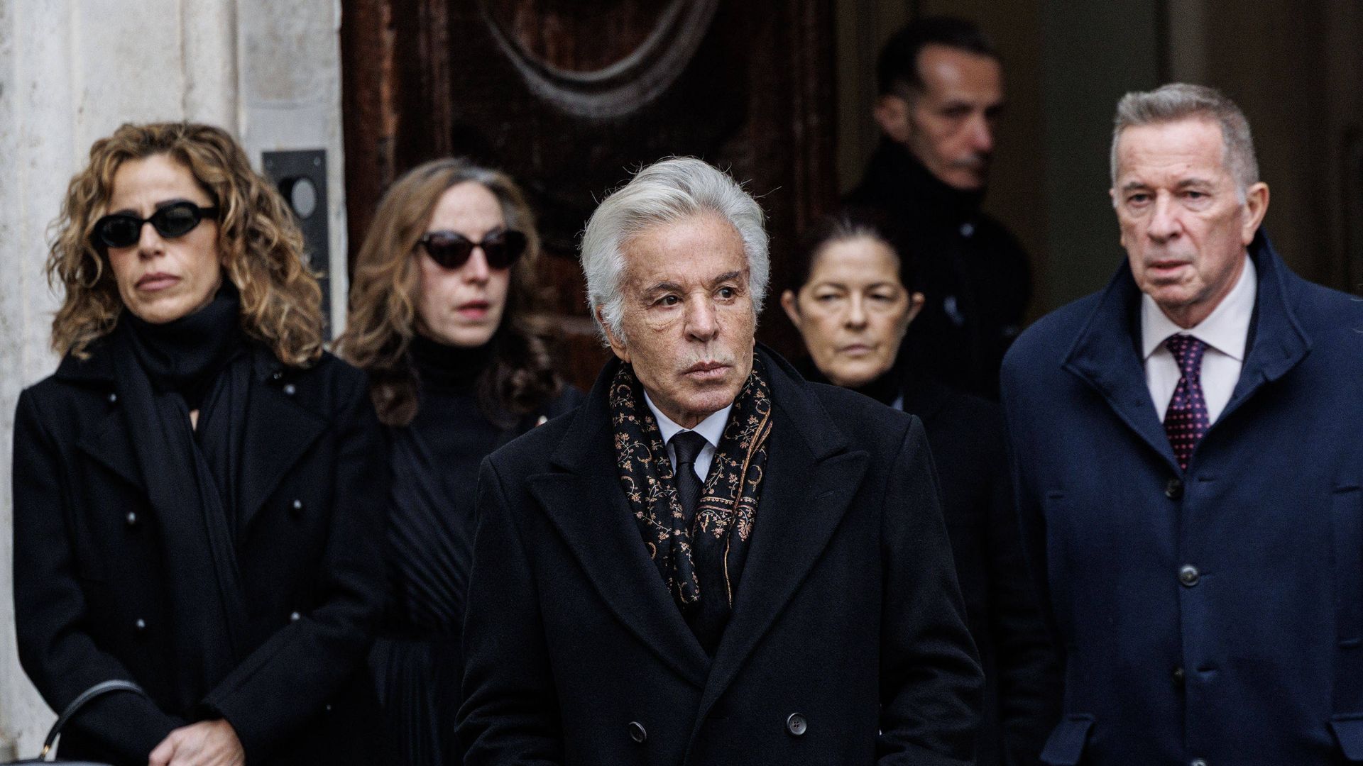 Italia despide a Valentino: la familia del diseñador, rota de dolor en la capilla ardiente