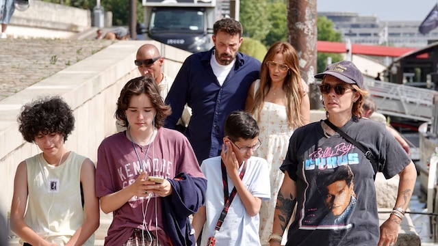 Jennifer Lopez y  Ben Affleck con sus hijos Emme, Max y Seraphina en París en julio de 2022