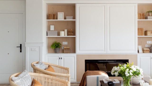 Mueble de salón con puertas correderas que oculta el televisor