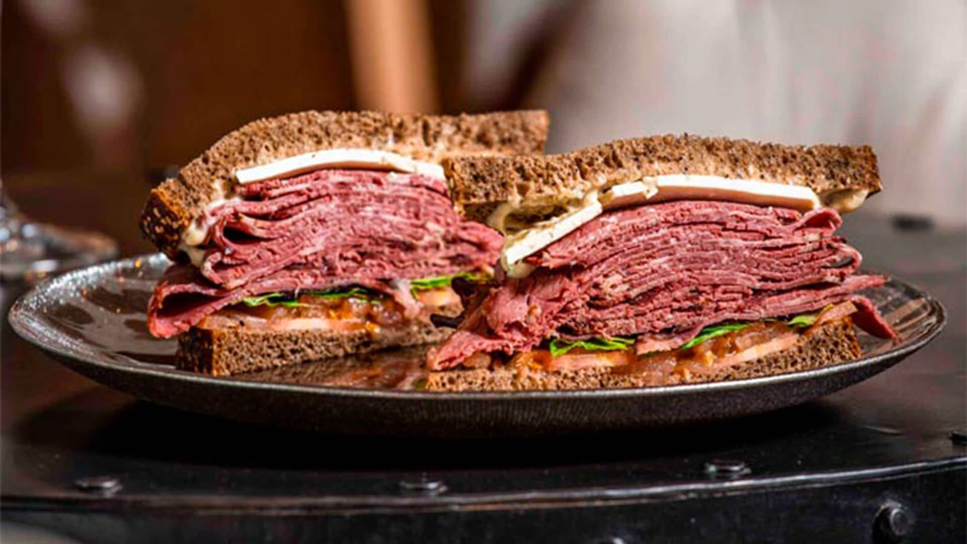 Sándwich frío de pastrami con queso feta