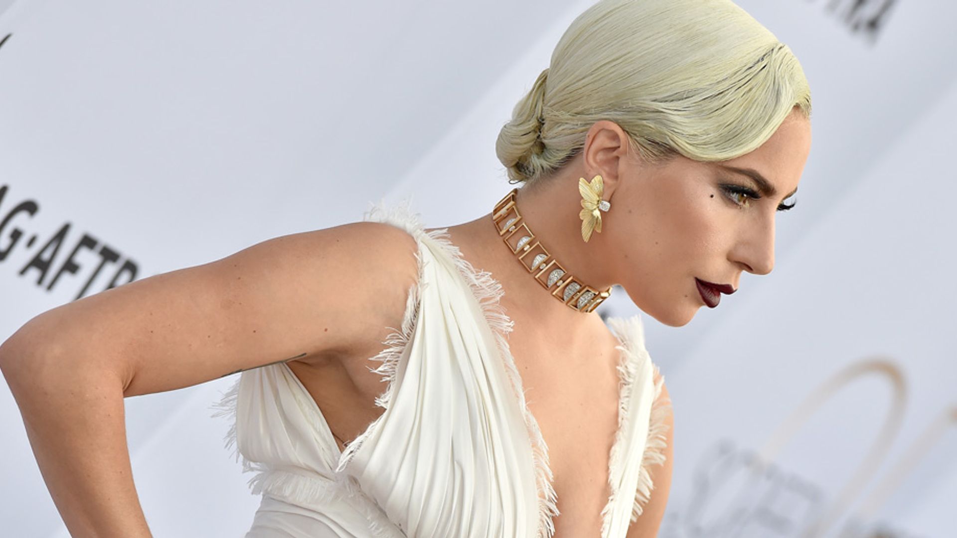 Lady Gaga se robó todas las miradas con este vestido blanco de inspiración nupcial