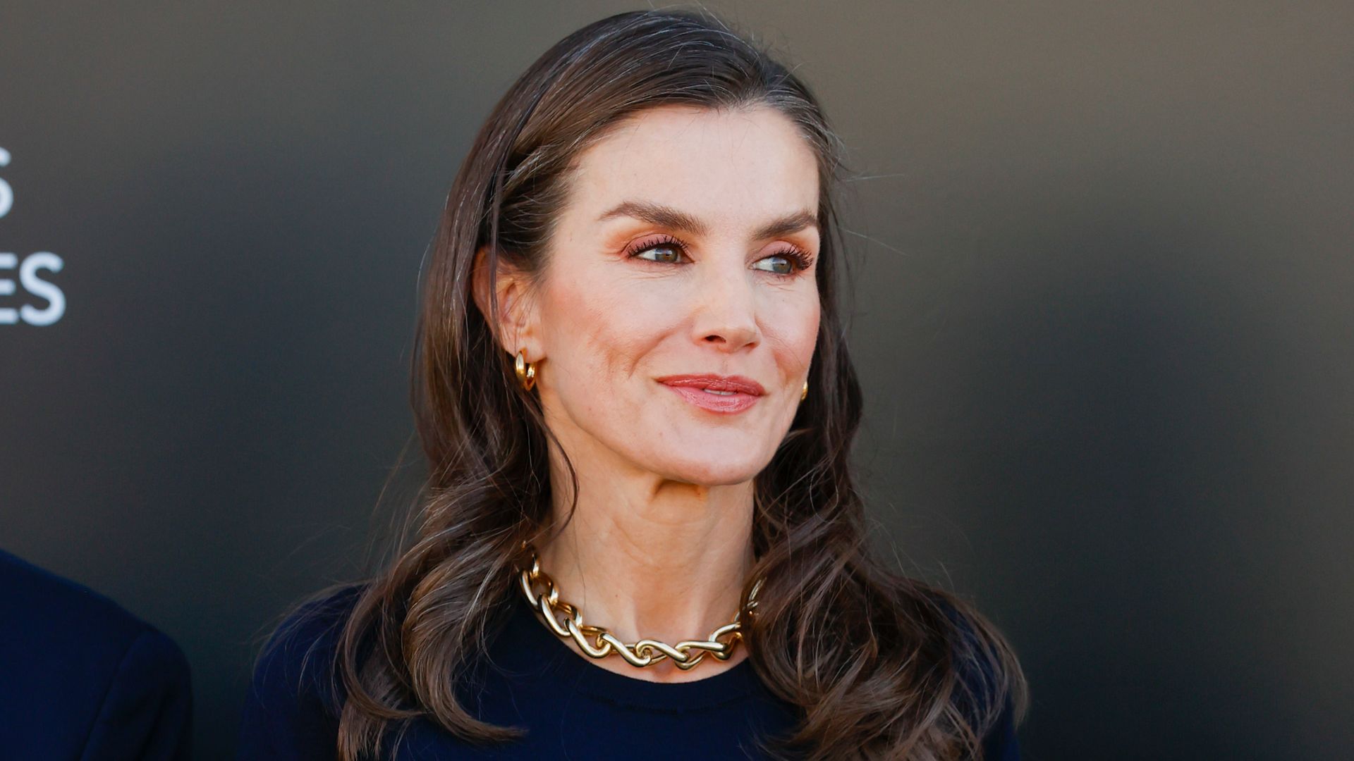 La reina Letizia, con llamativo collar de eslabones, estrena botas españolas en Elda y las combina al estilo Kate Middleton