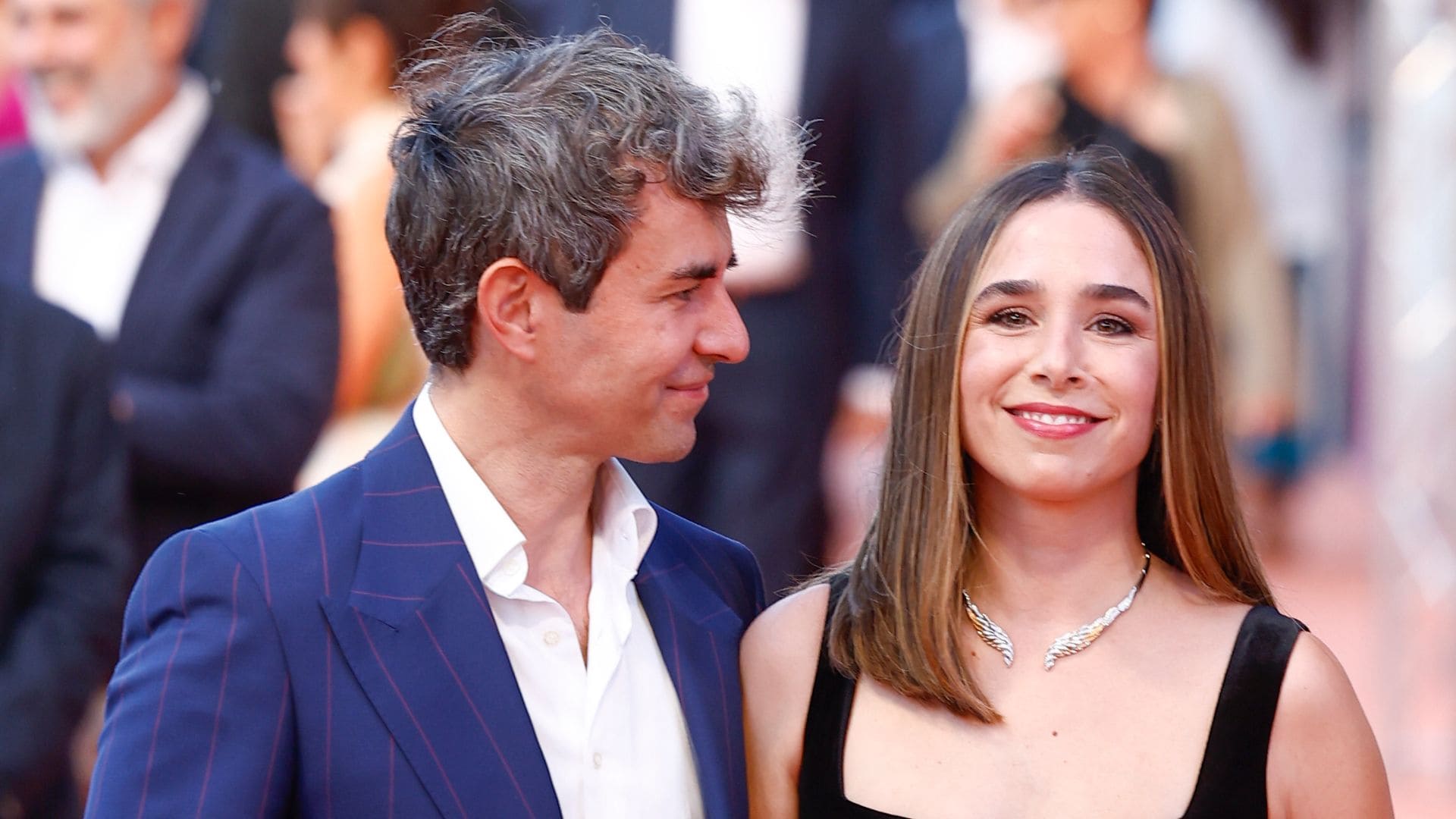 Daniel Muriel y Candela Serrat en el photocall de la ceremonia de clausura de la 17ª edición del FesTVal 2025, Festival de Televisión de Vitoria 2025, en Vitoria, el sábado 6 de septiembre de 2025.