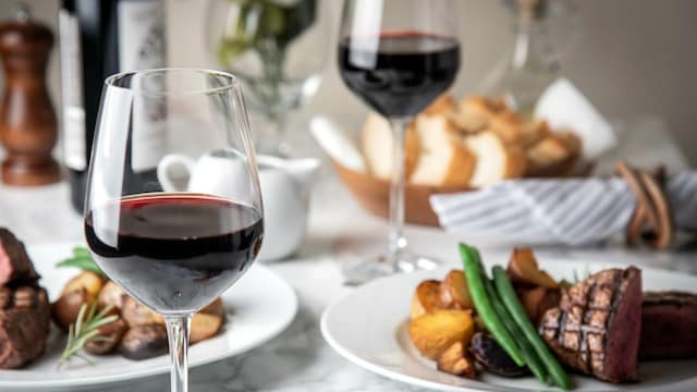 vino comida adobe